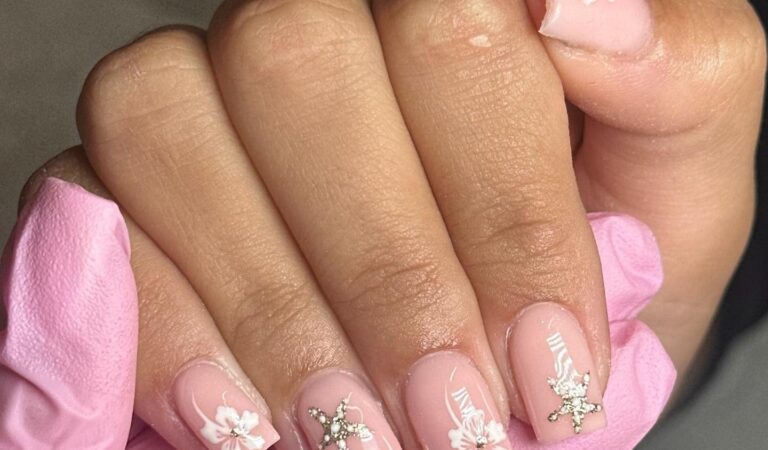 15 Holiday Nail Ideas You Can’t Resist