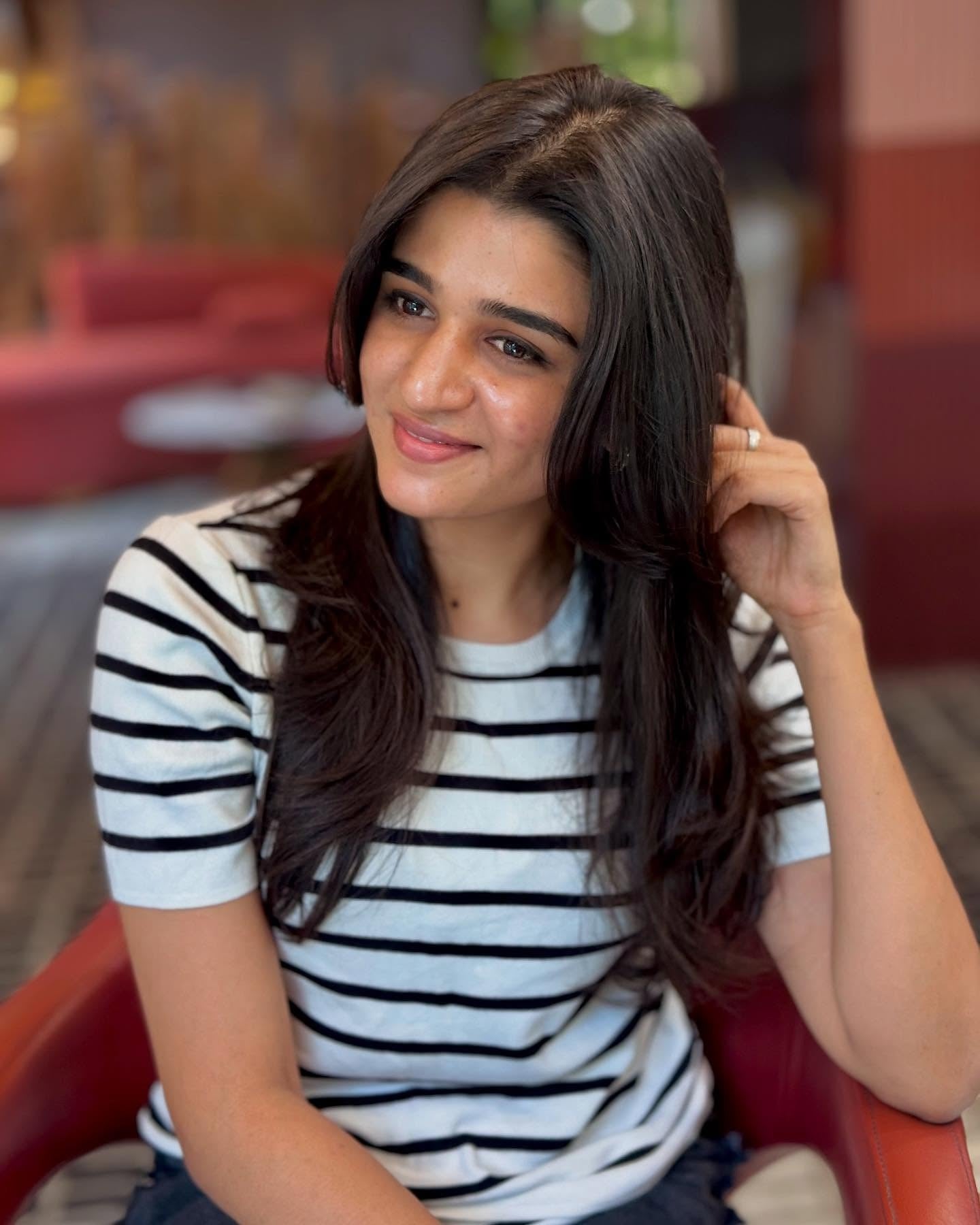 8. Textured Butterfly Cut with Layer Contrast (Butterfly Haircut for Women)