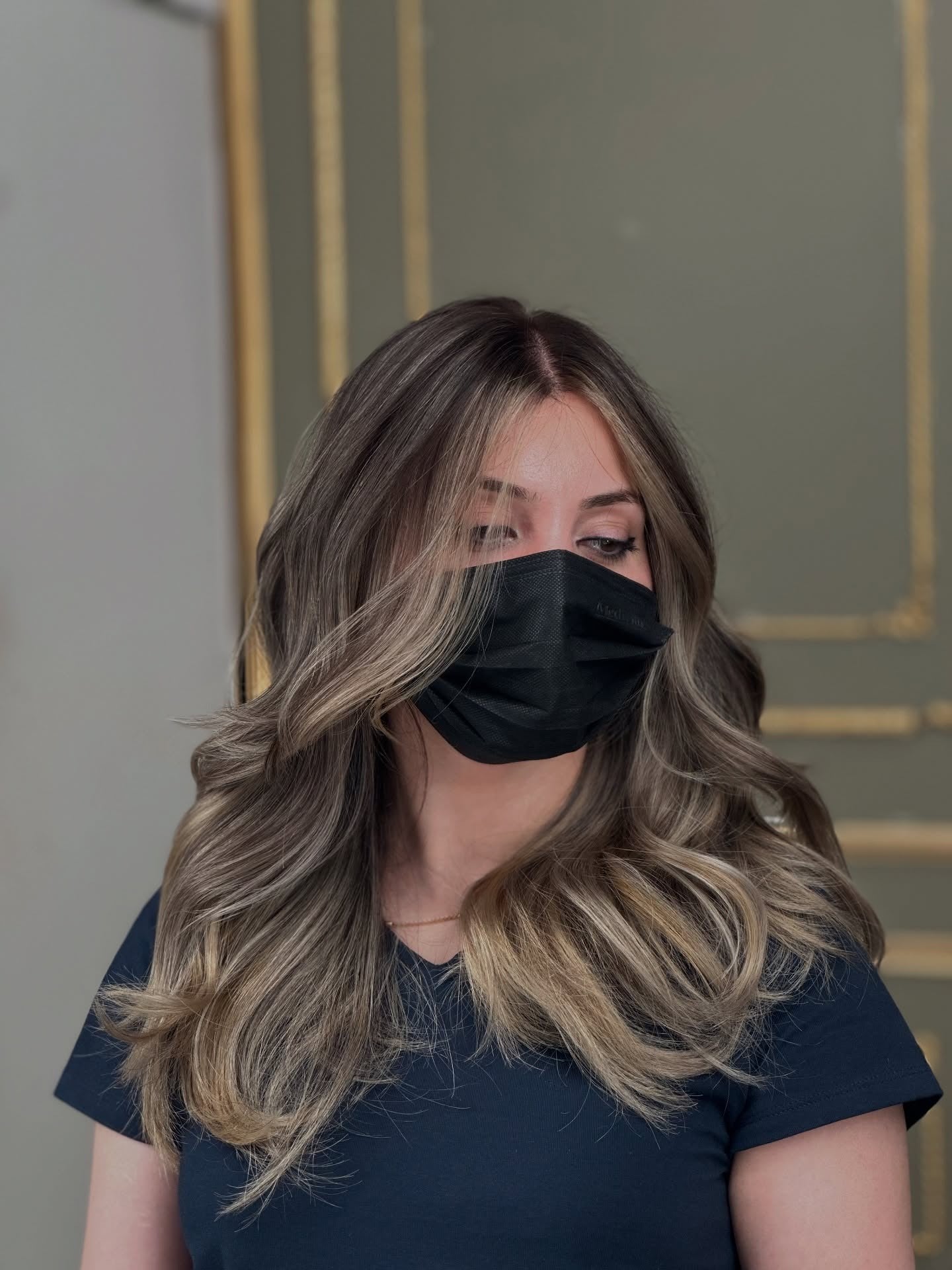 3. Smoky Blonde with Textured Ends (Dark Blonde Hair Color with Highlights)