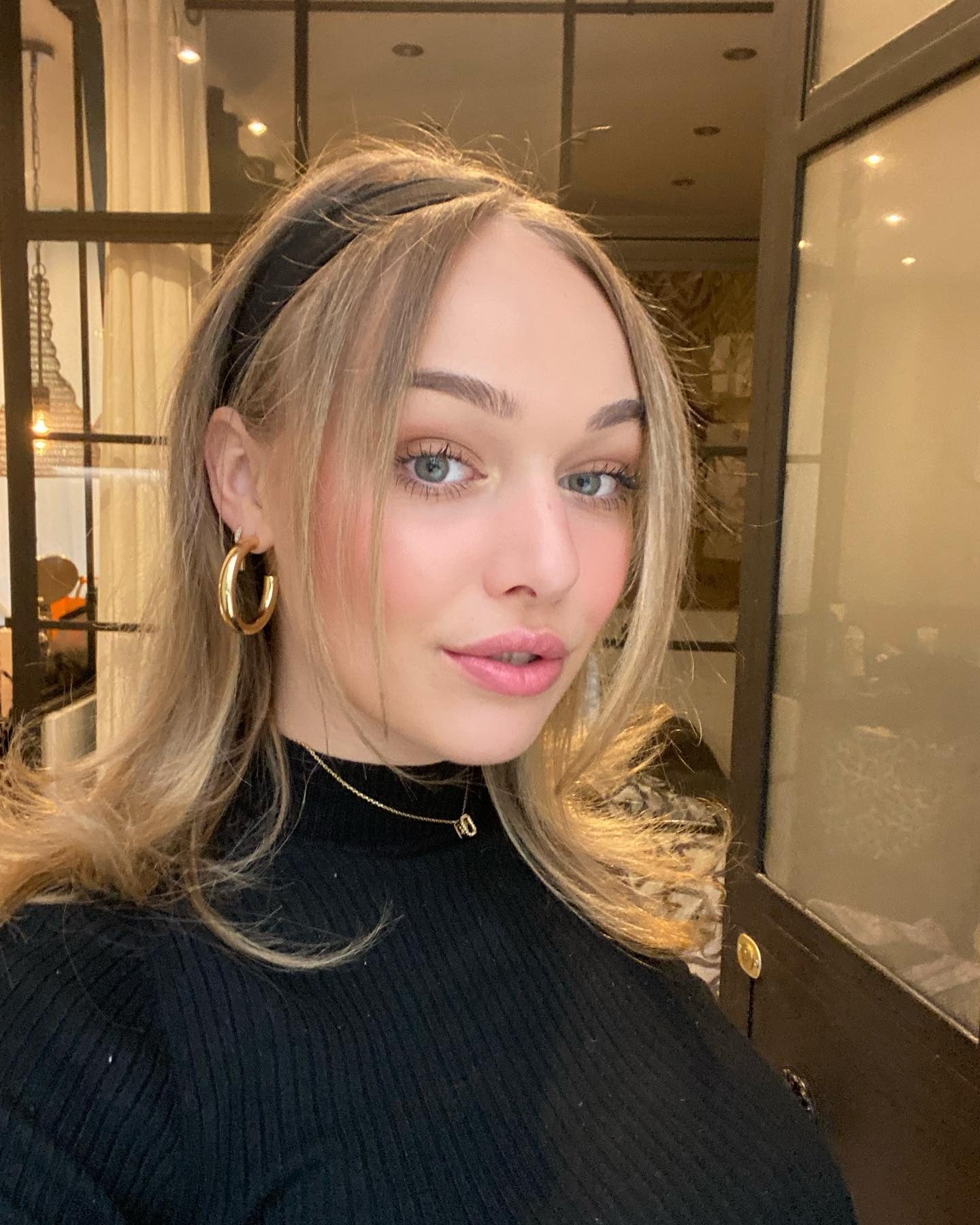 13. Soft Layers with Headband – Sandy Blonde with Caramel Lowlights (90S Hairstyles)