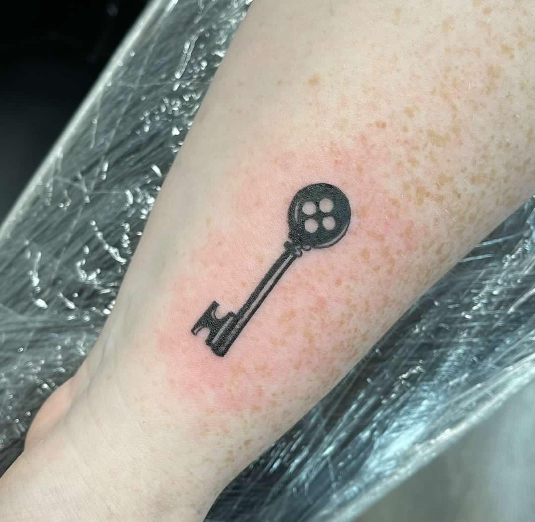 Got a sweet Coraline button key tattoo : r/laika