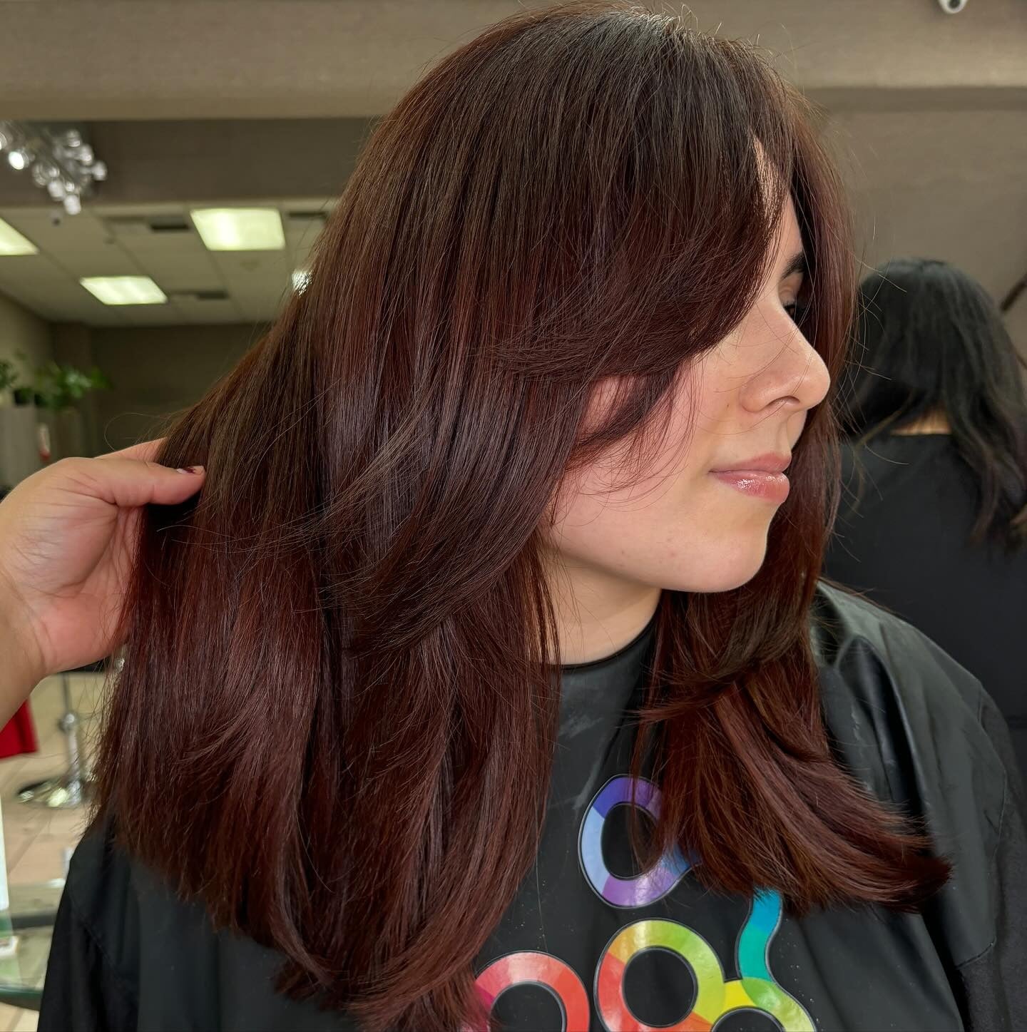 7. Rich Mahogany Auburn with Face-Framing Layers (Dark Auburn Hair Color)