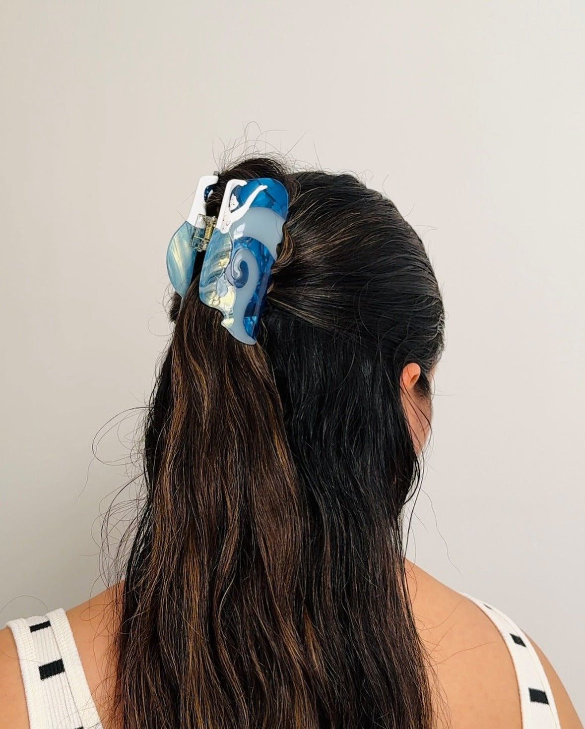 11. Half-Up Loose Waves with Ocean Blue Clip (Claw Clip Hairstyles)