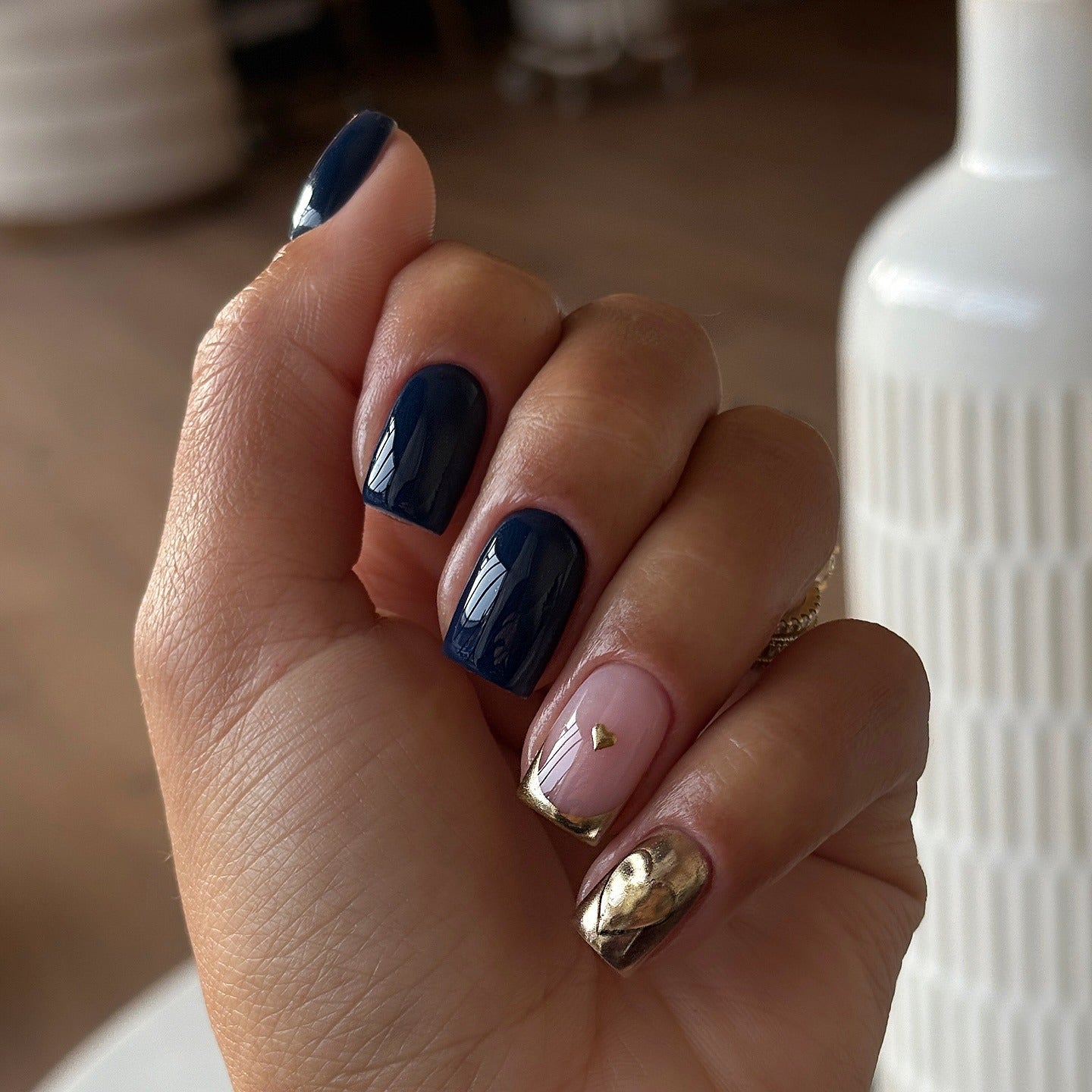 9. Minimalist Navy and Gold Combo (Navy and Gold Nail Ideas)