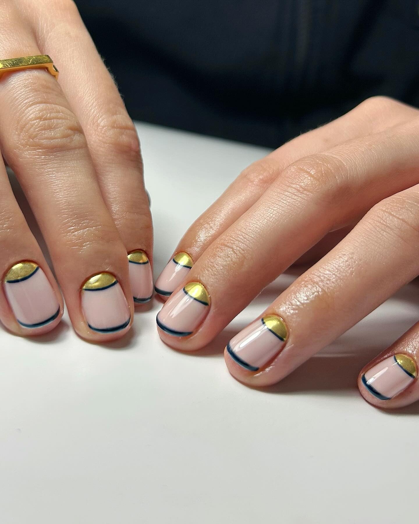 11. Minimalist Navy and Gold Framing Nails (Navy and Gold Nail Ideas)