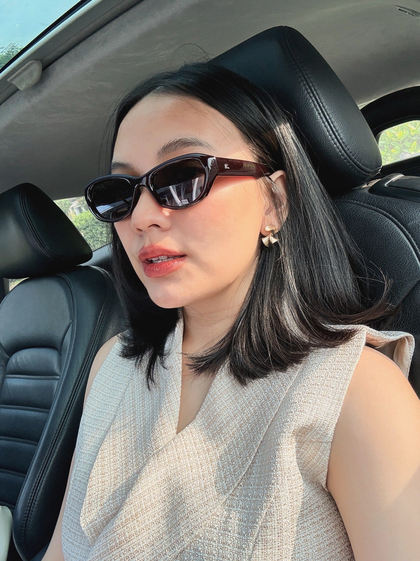 3. Sleek Shoulder-Grazing Cut in Jet Black (Short Hairstyles)