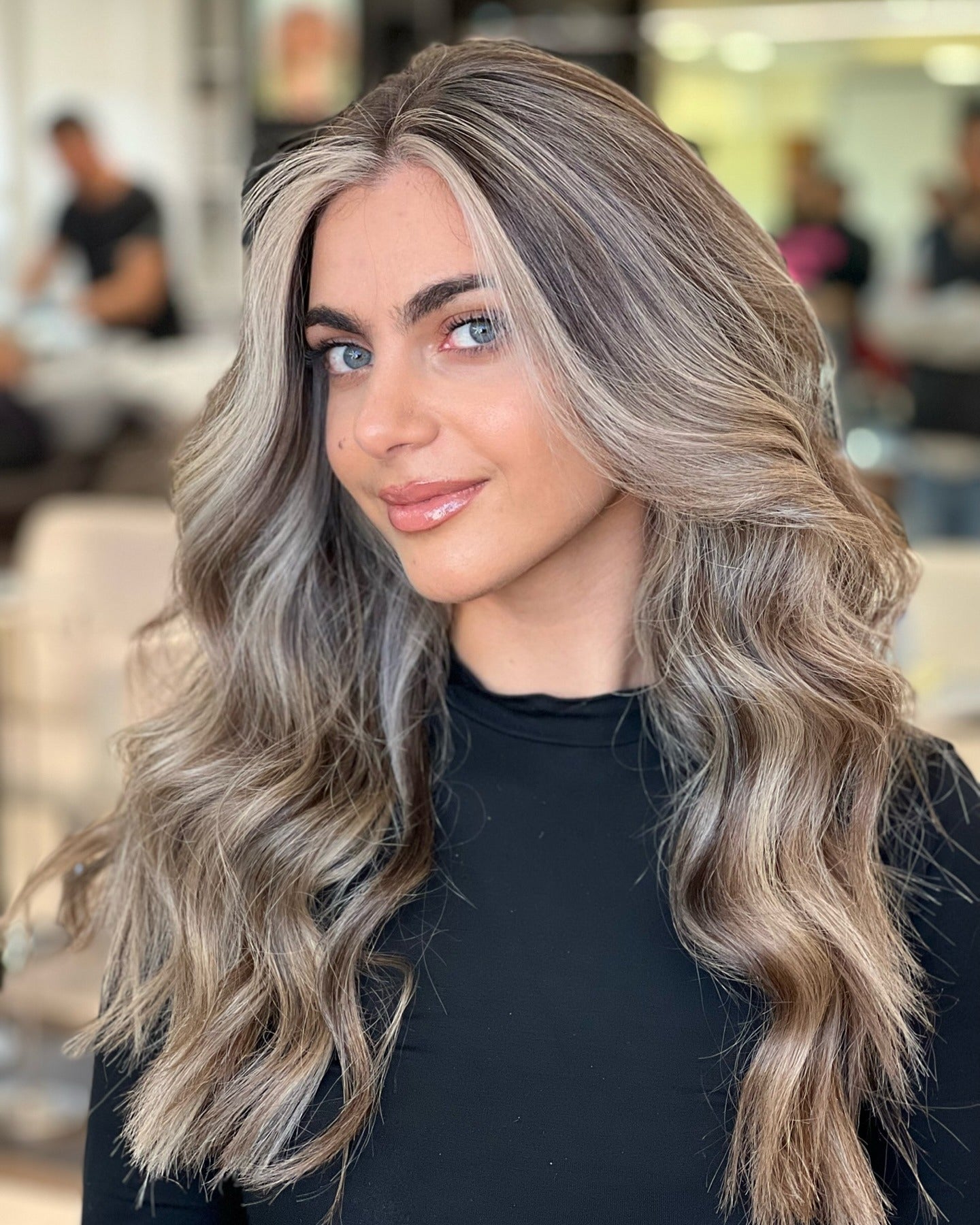 1. Ash Blonde Waves with Dark Root Contrast (Blonde Highlights Hair Color)