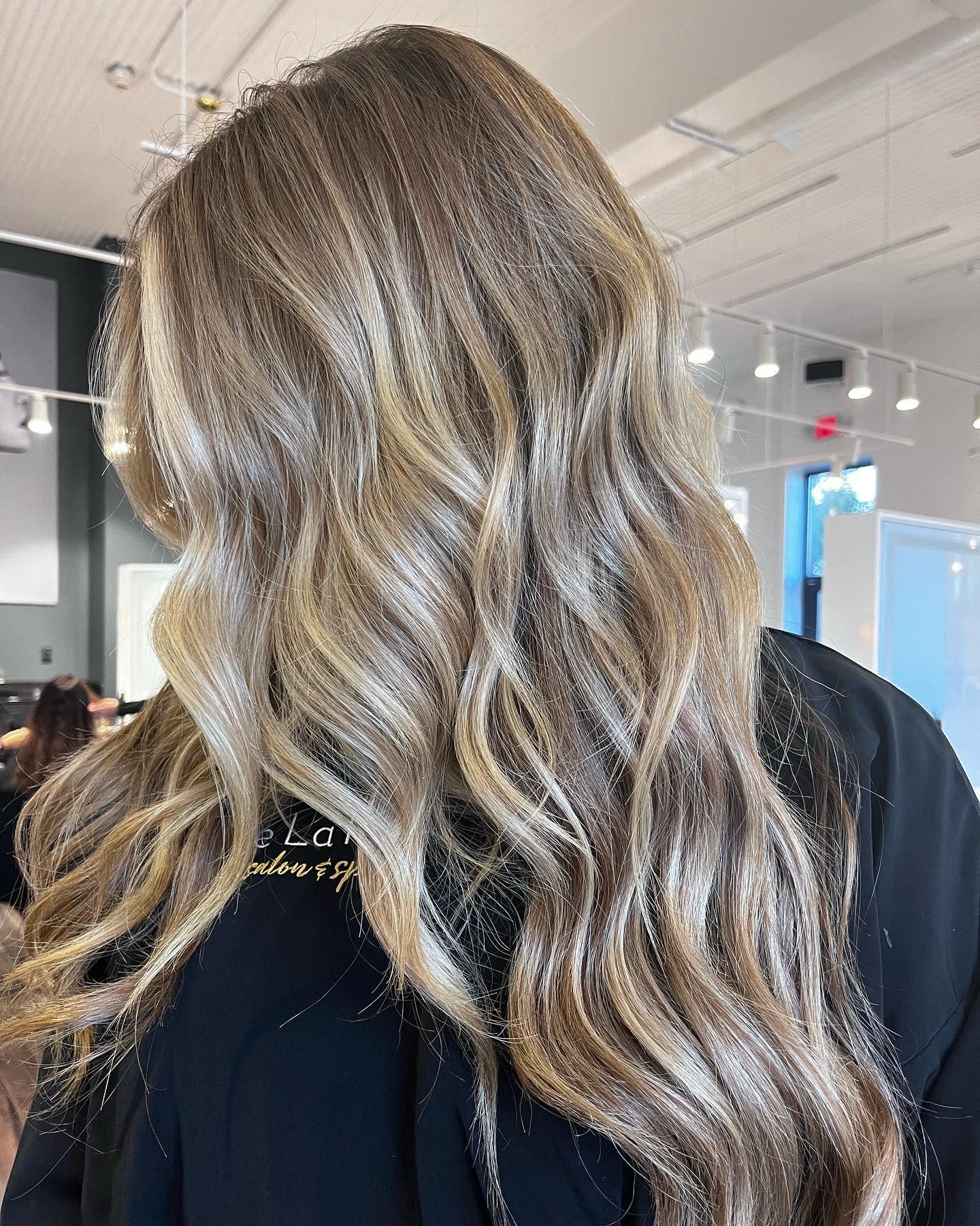 10. Blended Beige Blonde with Textured Lengths (Blonde Highlights Hair Color)