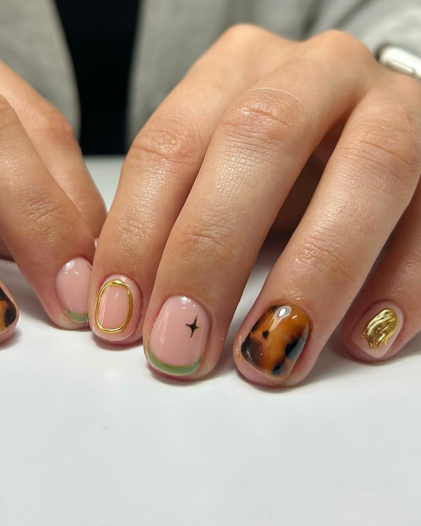 5. Mixed Media Tortoise and Green Edge Design (Short Winter Nail Ideas)