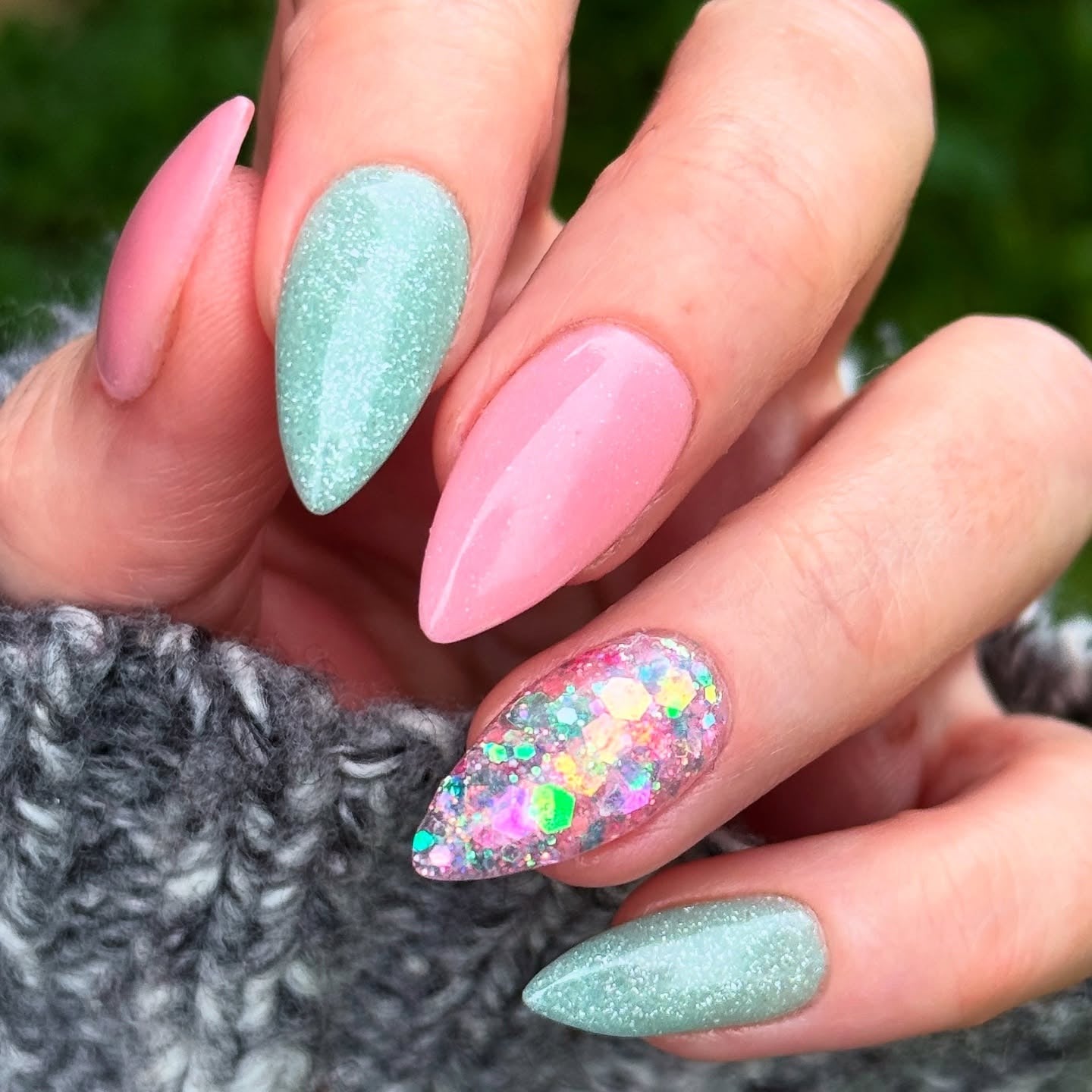 12. Mint & Pink Glitter Dip Nails (Dip Nail Ideas)