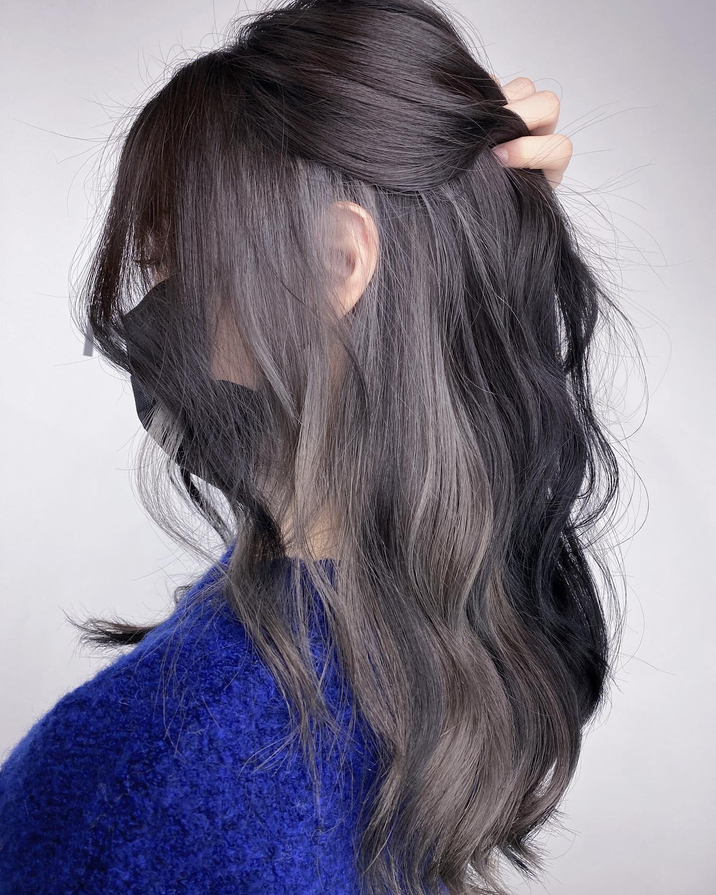 10. Soft Waves with Shadow Root and Ash Tips (Gray Hairstyles for Women)