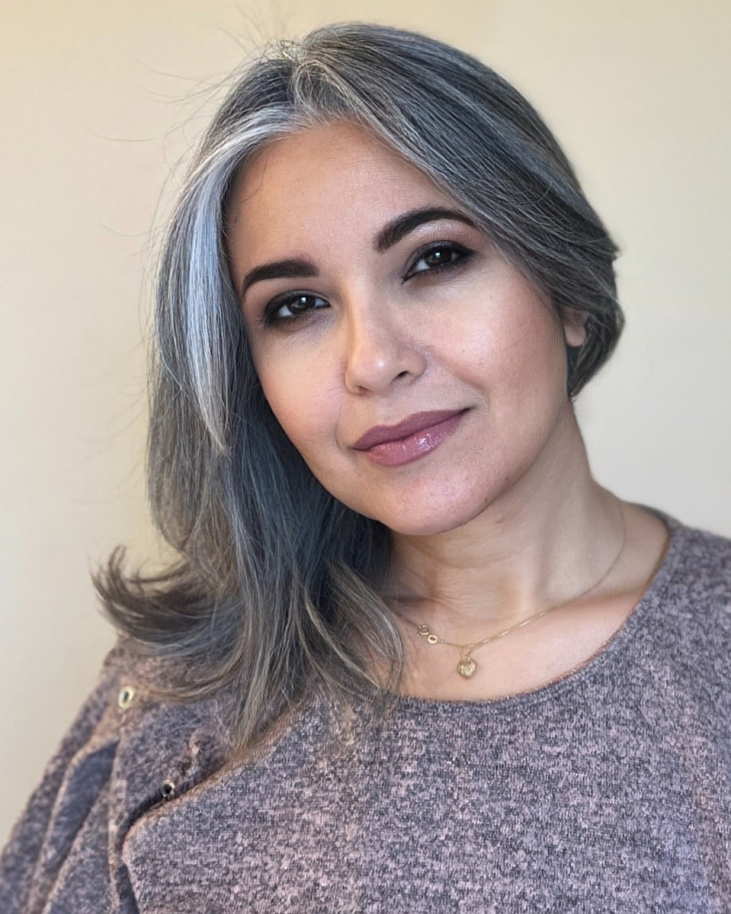 12. Mid-Length Charcoal Silver with Face-Framing Bright Streaks (Gray Hairstyles for Women)