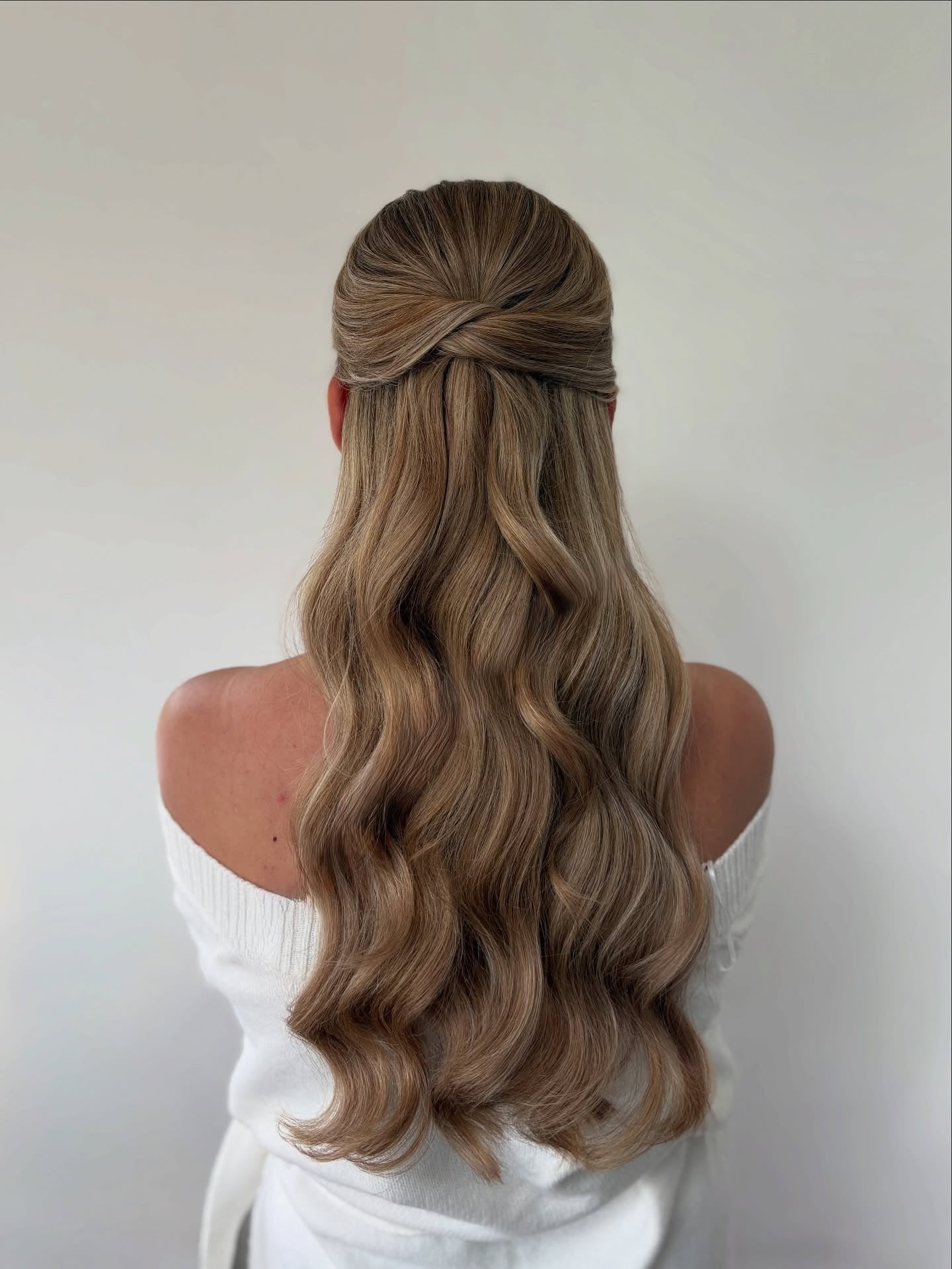 11. Half-Up Twist with Honey Beige Waves (Simple Hairstyles)