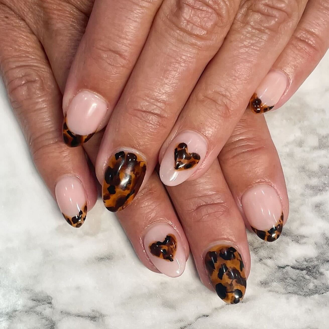 2. Tortoiseshell Tips and Heart Accents (Short Thanksgiving Nail Ideas)