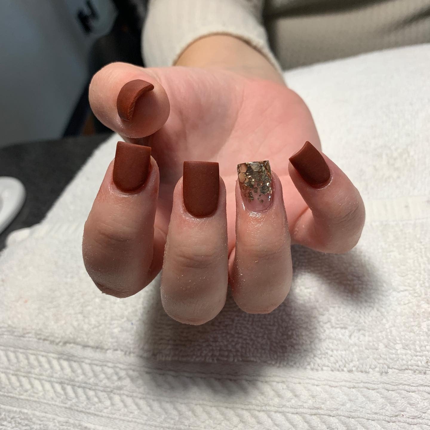 3. Matte Mahogany with Glitter Feature Nail (Short Thanksgiving Nail Ideas)