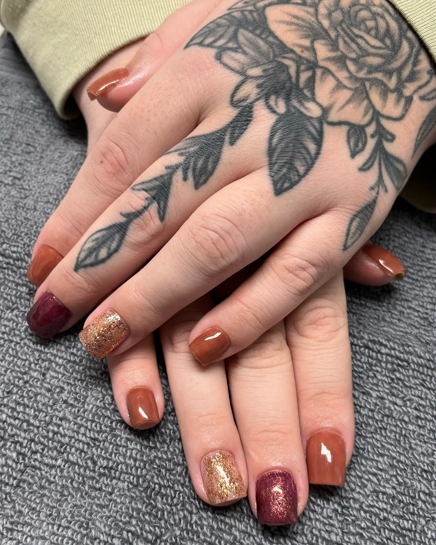 11. Pumpkin Spice and Wine Sparkle Mix (Short Thanksgiving Nail Ideas)