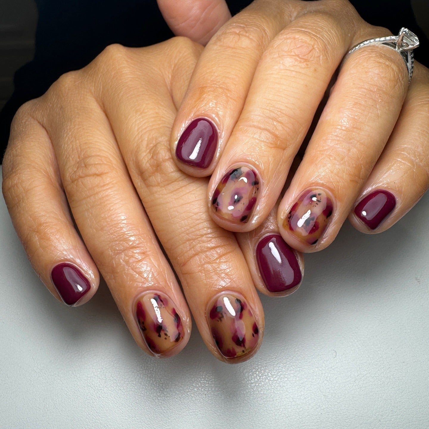 13. Berry Tortoiseshell Accent Nails (Short Thanksgiving Nail Ideas)