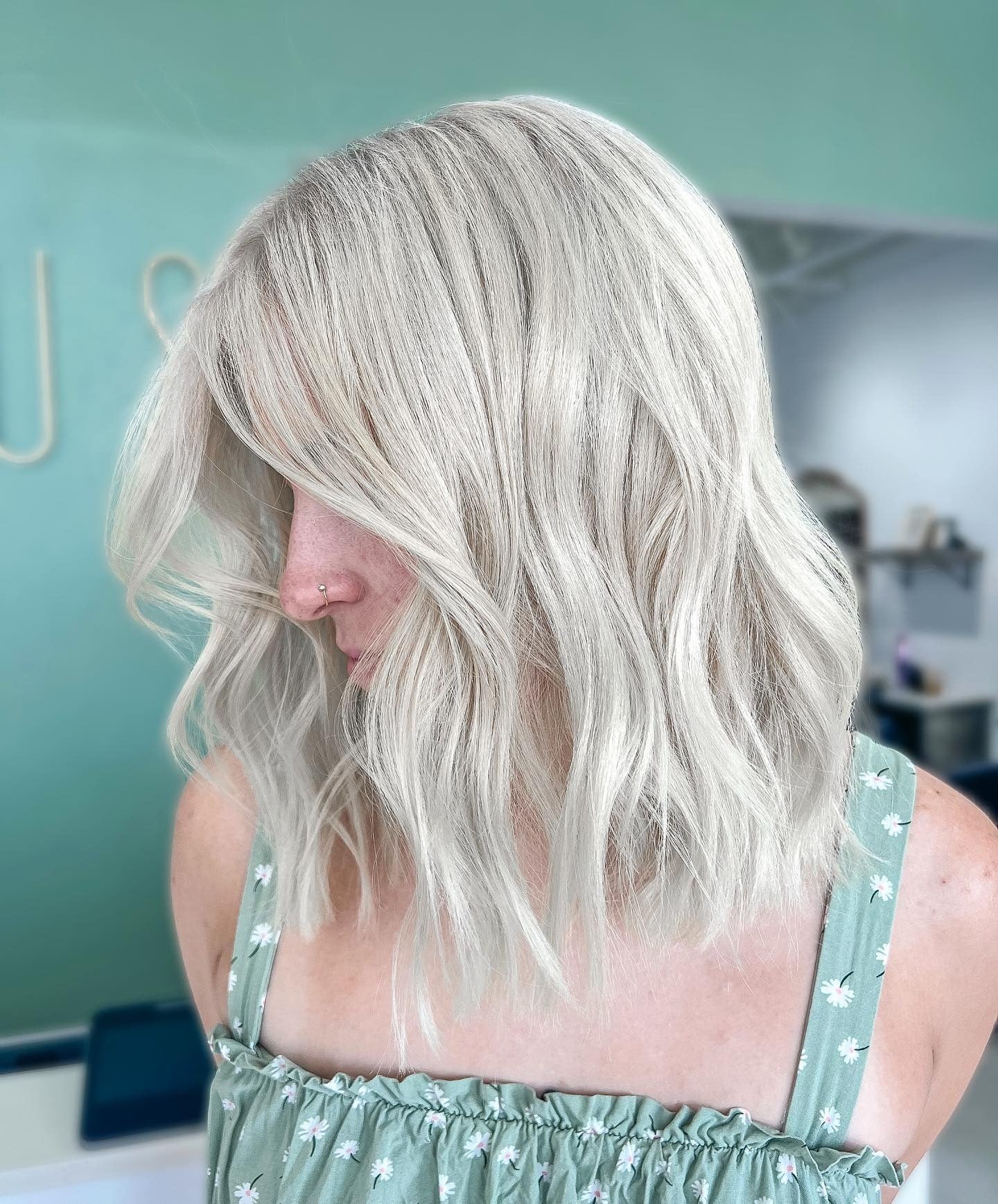 7. Silvery Platinum Wavy Lob (Short Blonde Hairstyles)
