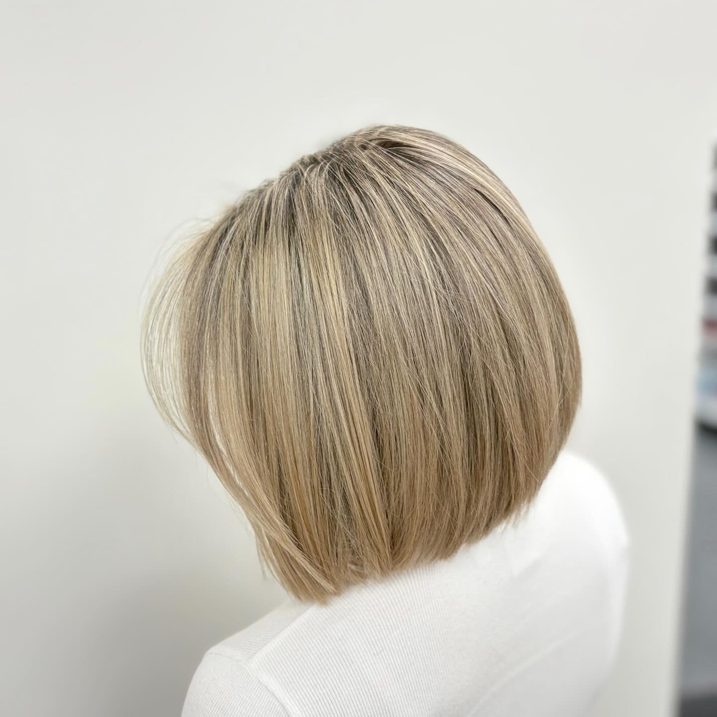 8. Classic Straight Blonde Bob (Short Blonde Hairstyles)