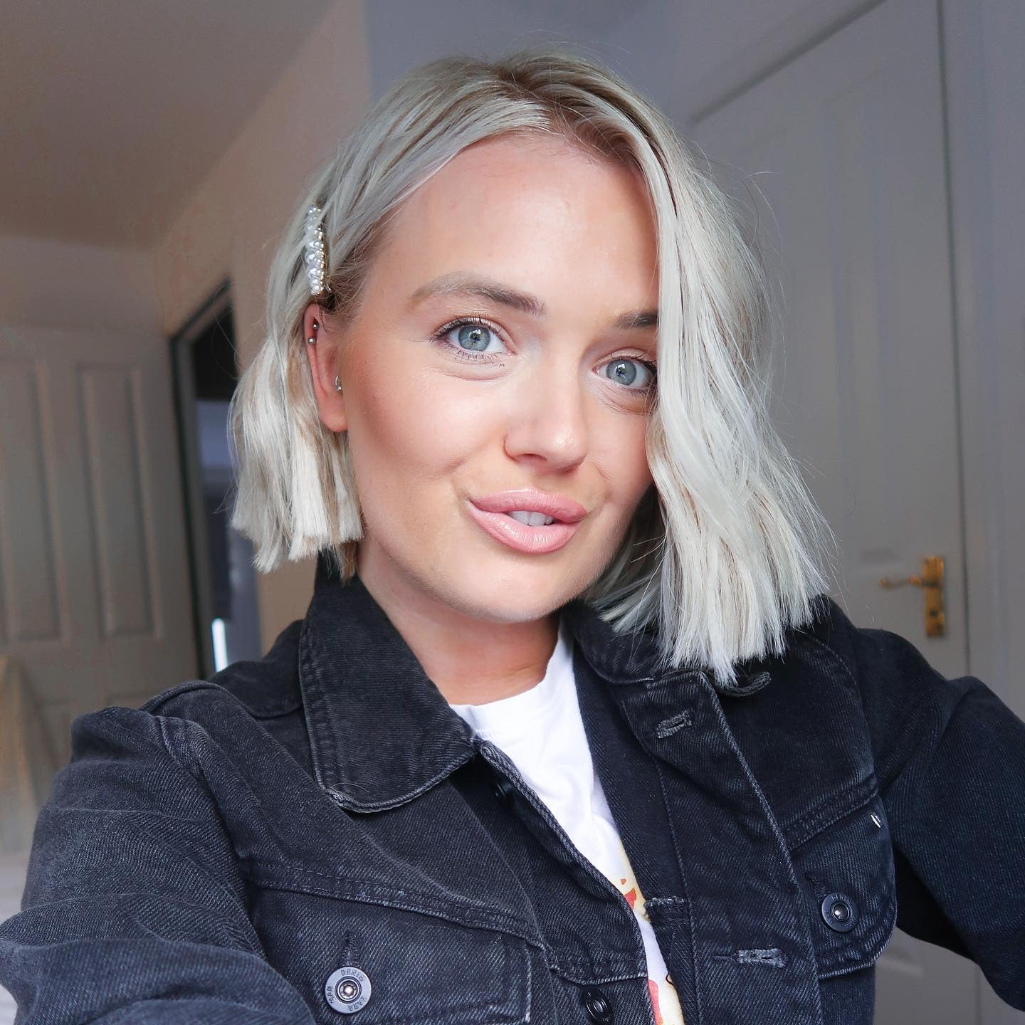 13. Platinum Blonde Blunt Bob with Clip Accent (Short Blonde Hairstyles)