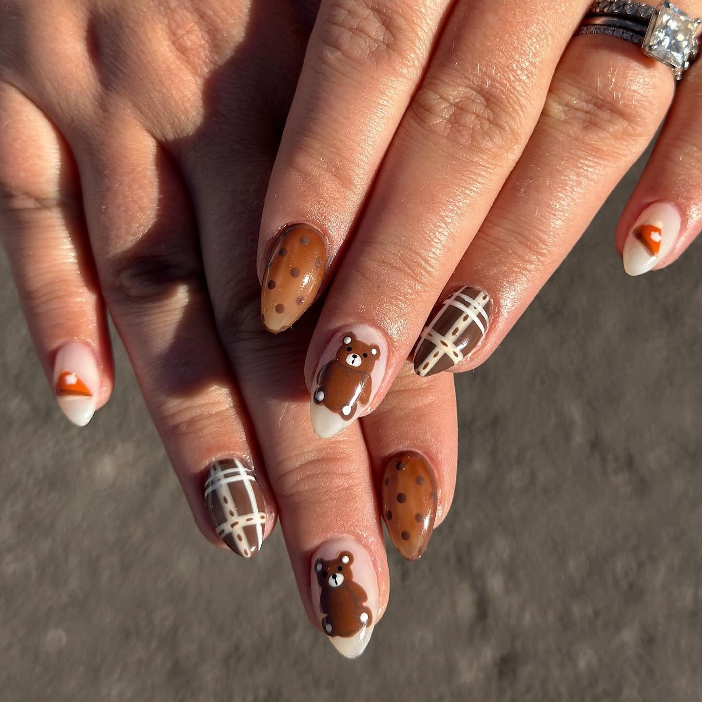 5. Cozy Autumn Bear Design (Thanksgiving Nail Ideas)