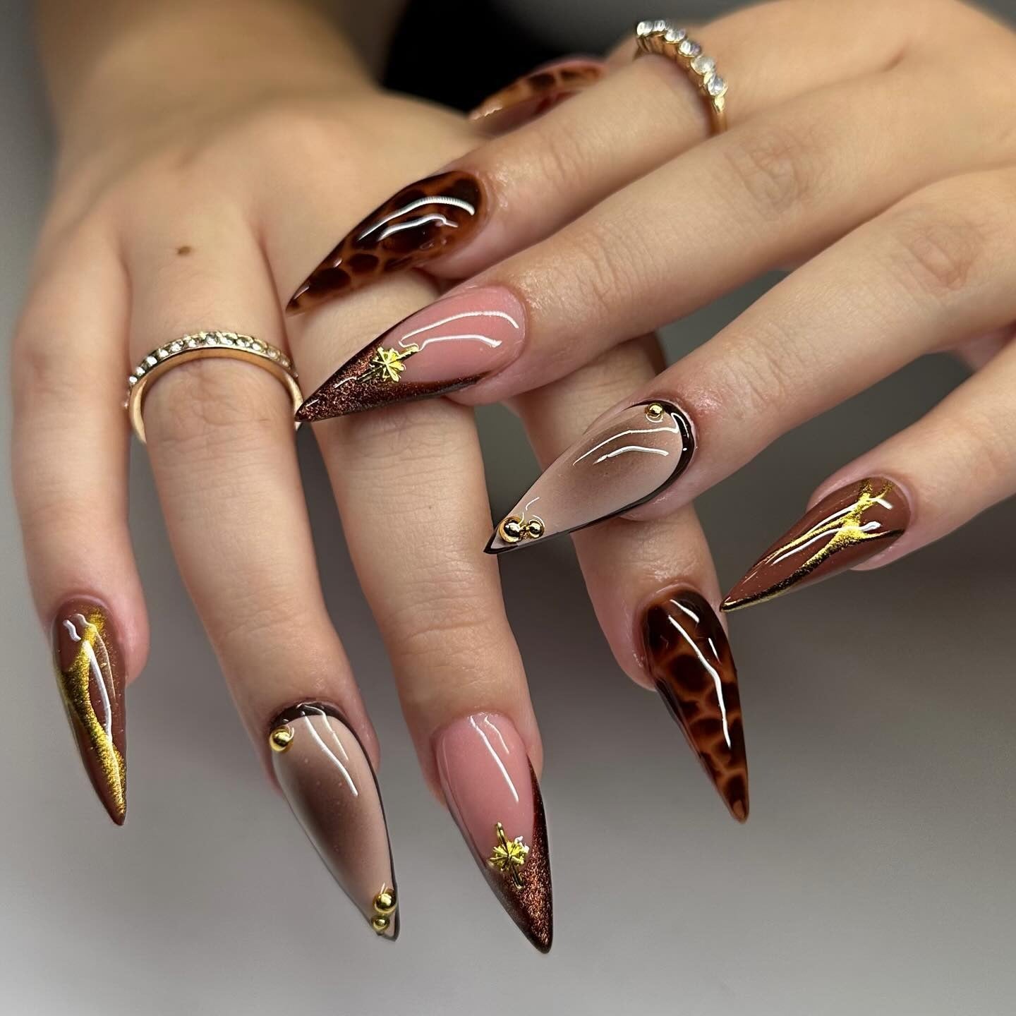 13. Gilded Tortoiseshell Stilettos (Thanksgiving Nail Ideas)