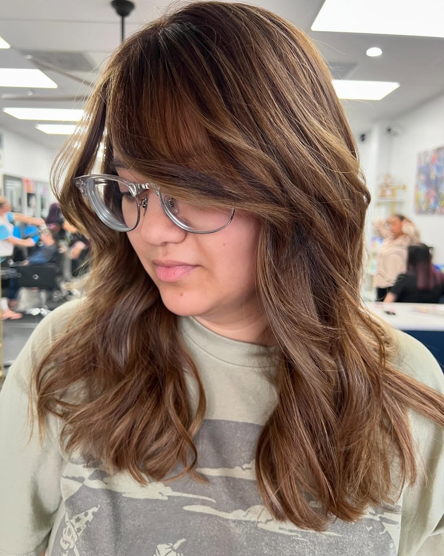 7. Tousled Layers with Chestnut Caramel Glow (Caramel Balayage with Highlights)