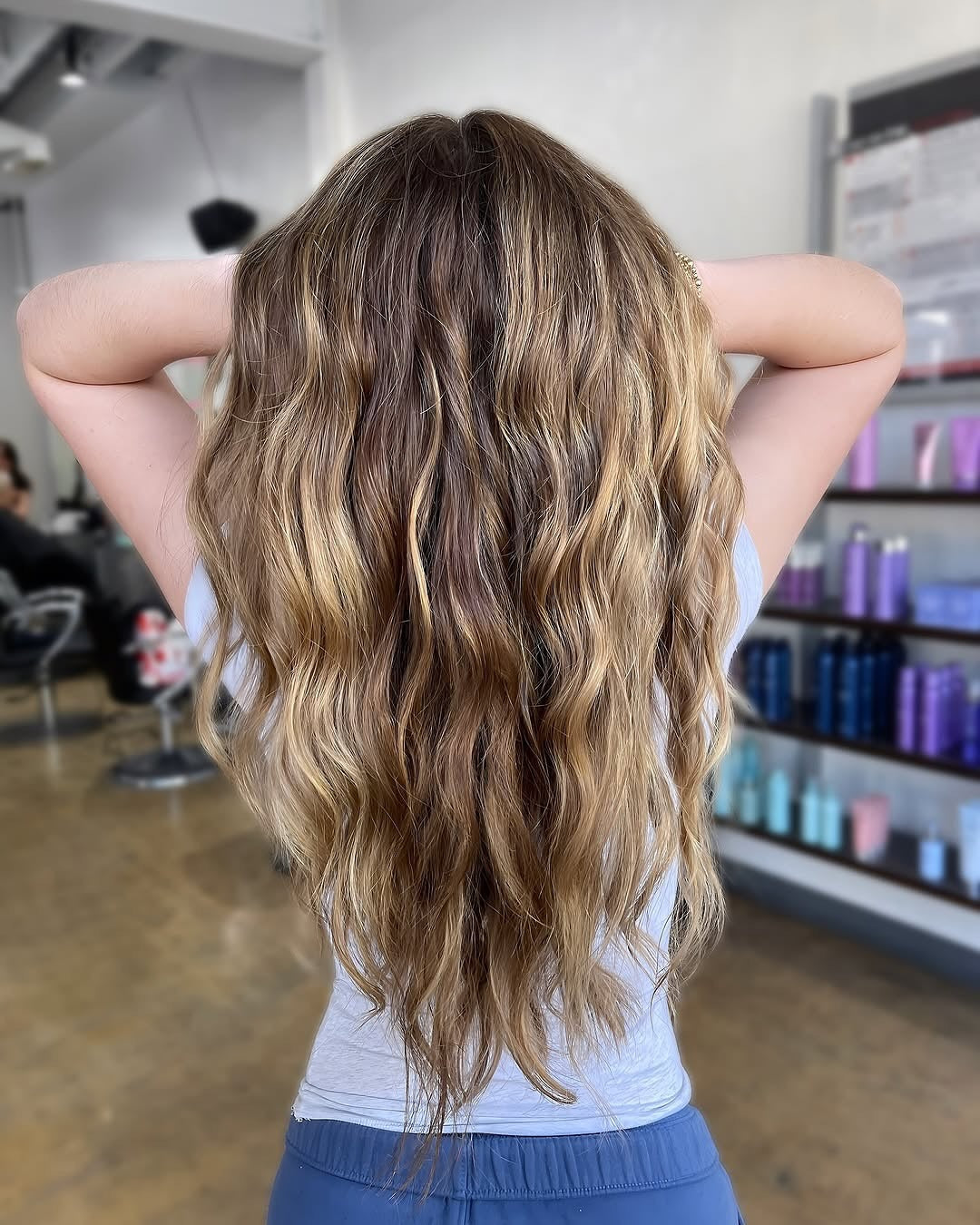 10. Natural Waves with Sunlit Caramel Tones (Caramel Balayage with Highlights)