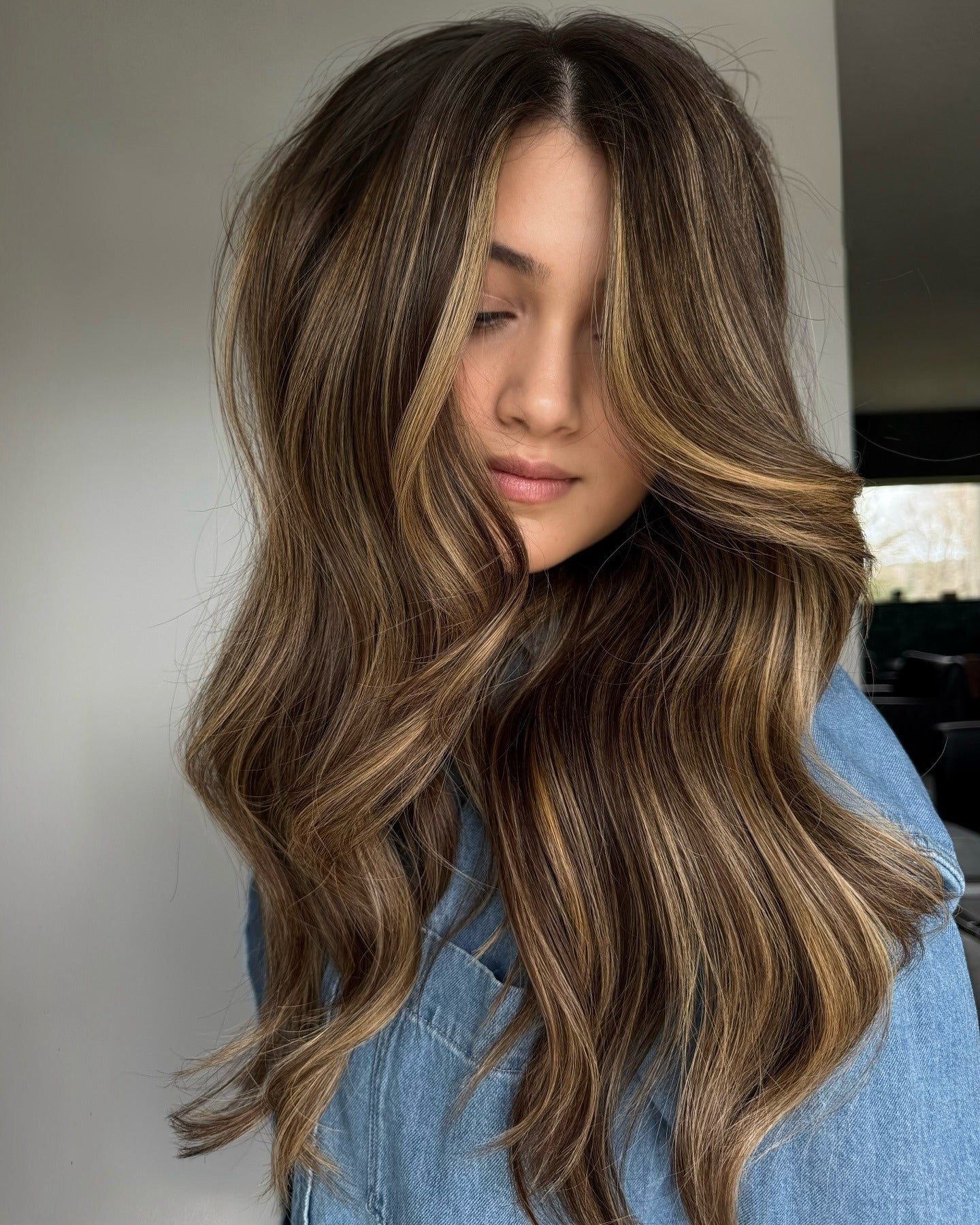 12. Face-Framing Waves with Deep Caramel Contrast (Caramel Balayage with Highlights)
