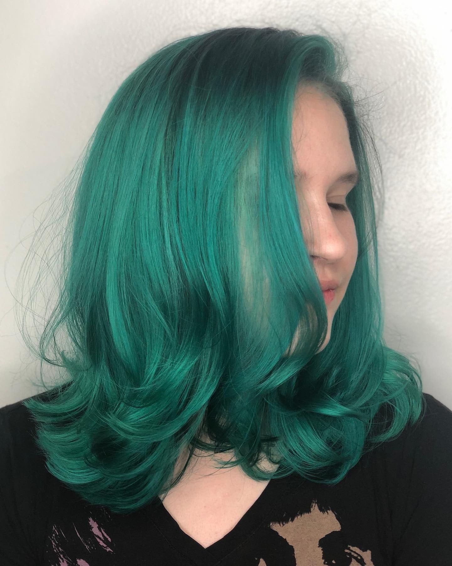 5. Classic Teal Shoulder Cut (Teal Hair Color)