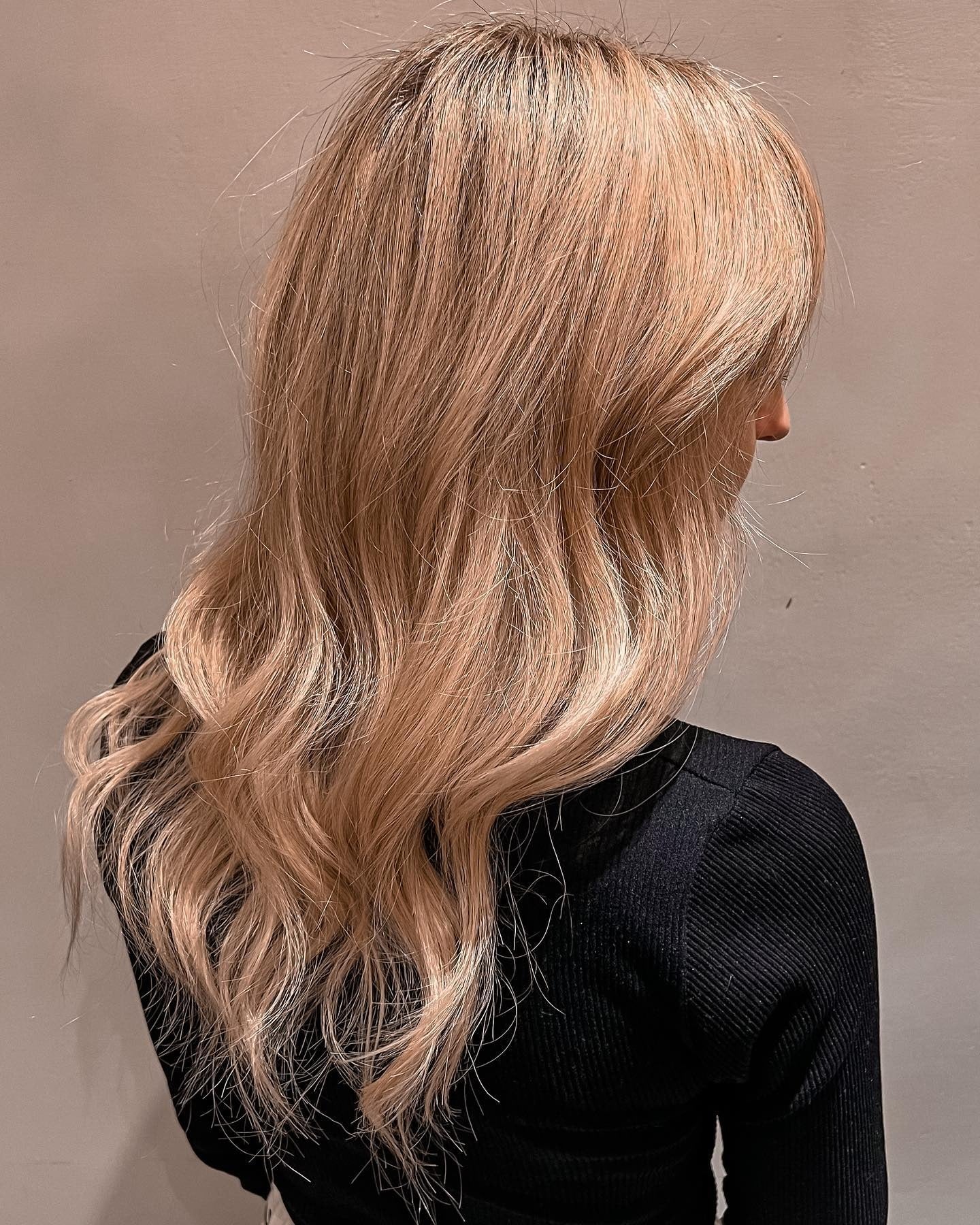 7. Light Beige Strawberry Blonde with Soft Curls (Strawberry Blonde Hair Color)