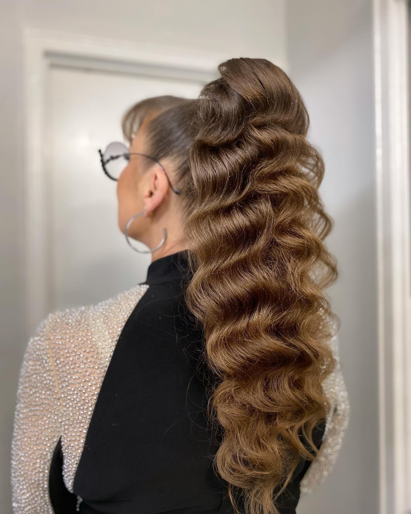 15. Glam Wave Ponytail with Lifted Crown (Birthday Hairstyles)