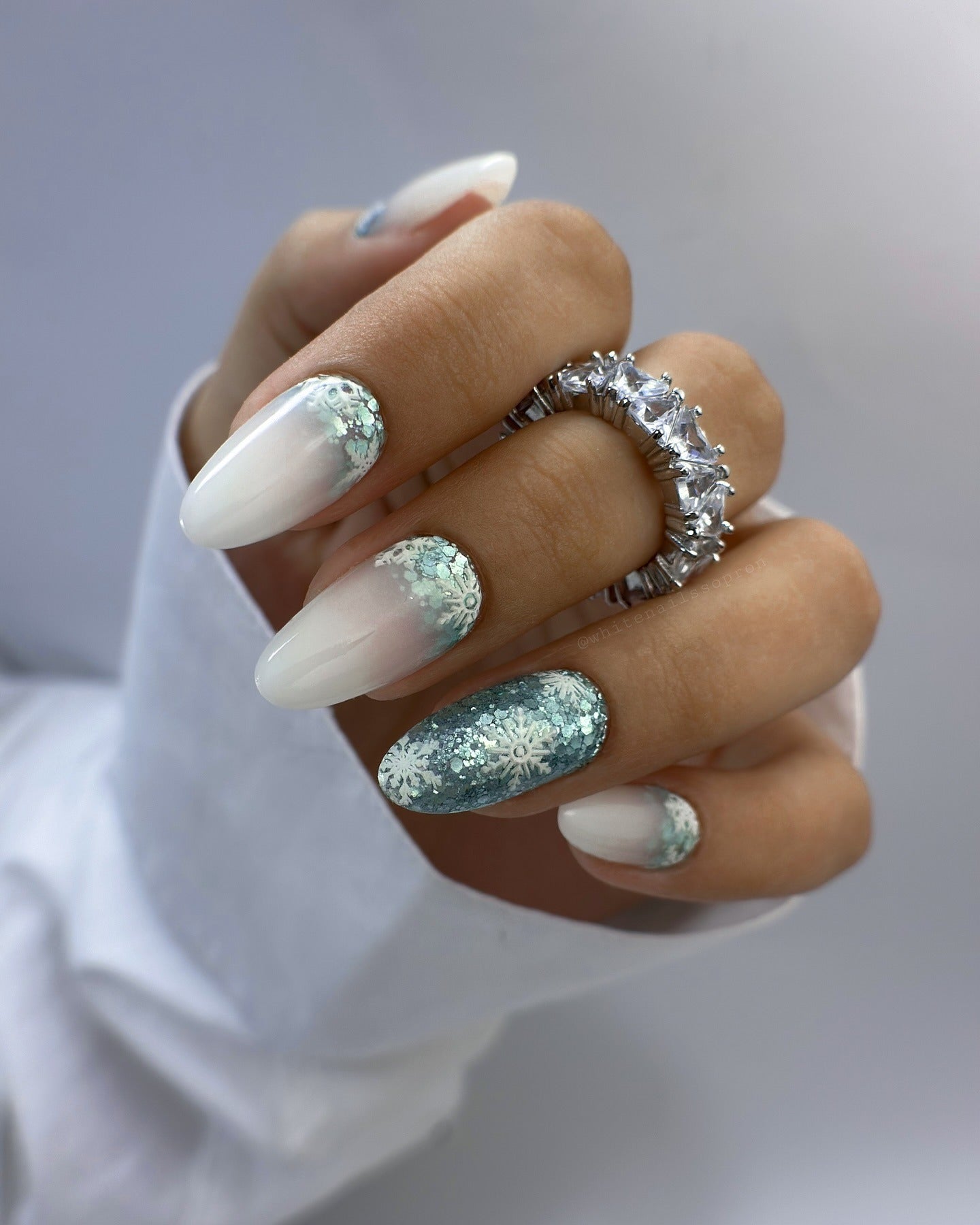 2. Icy Glitter Snowflake Nails (Glitter Nail Ideas)