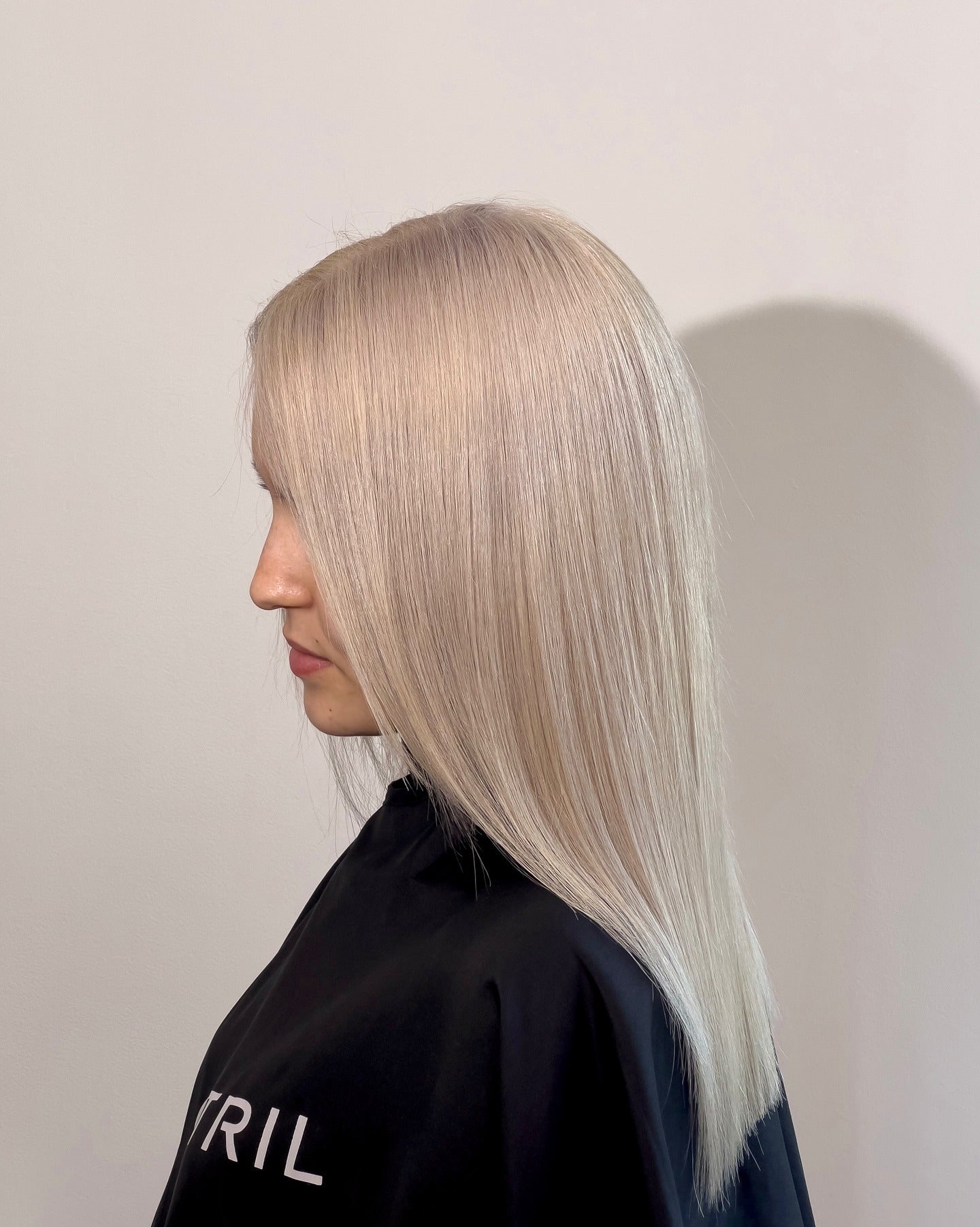 11. Chic Platinum Straight Layers (Platinum Blonde Hair)