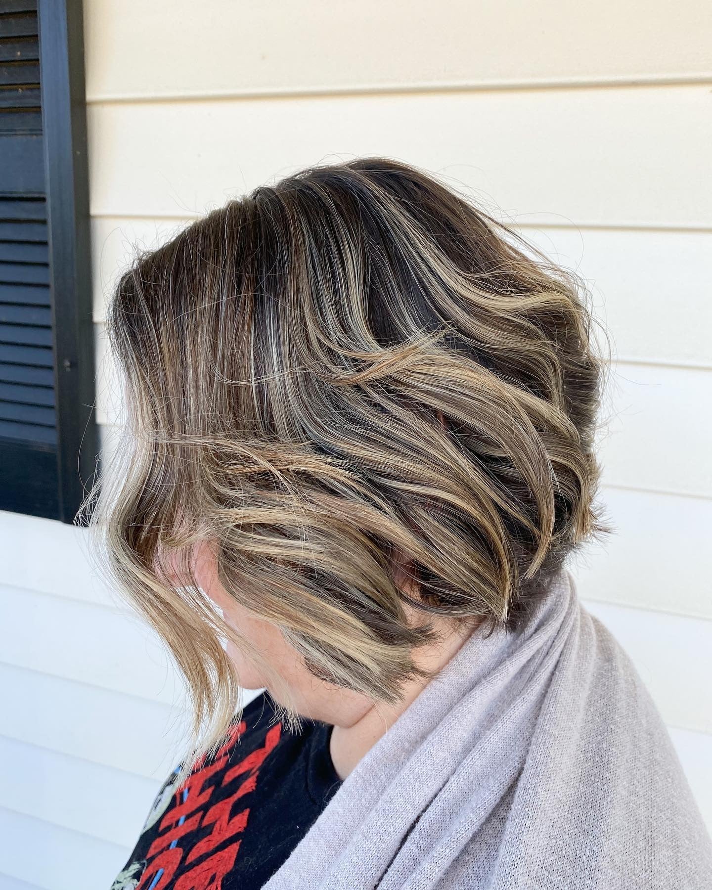 12. Wavy Stacked Bob with Caramel Highlights (Stacked Haircuts)