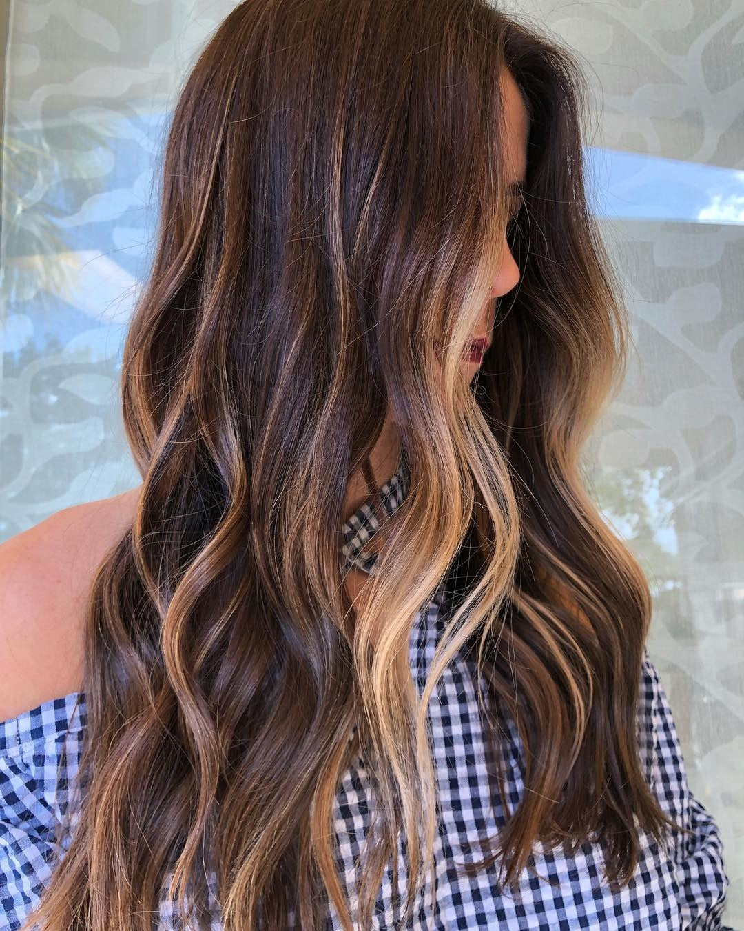 15. Sunlit Caramel Brunette (Brunette Balayage Hair Color)