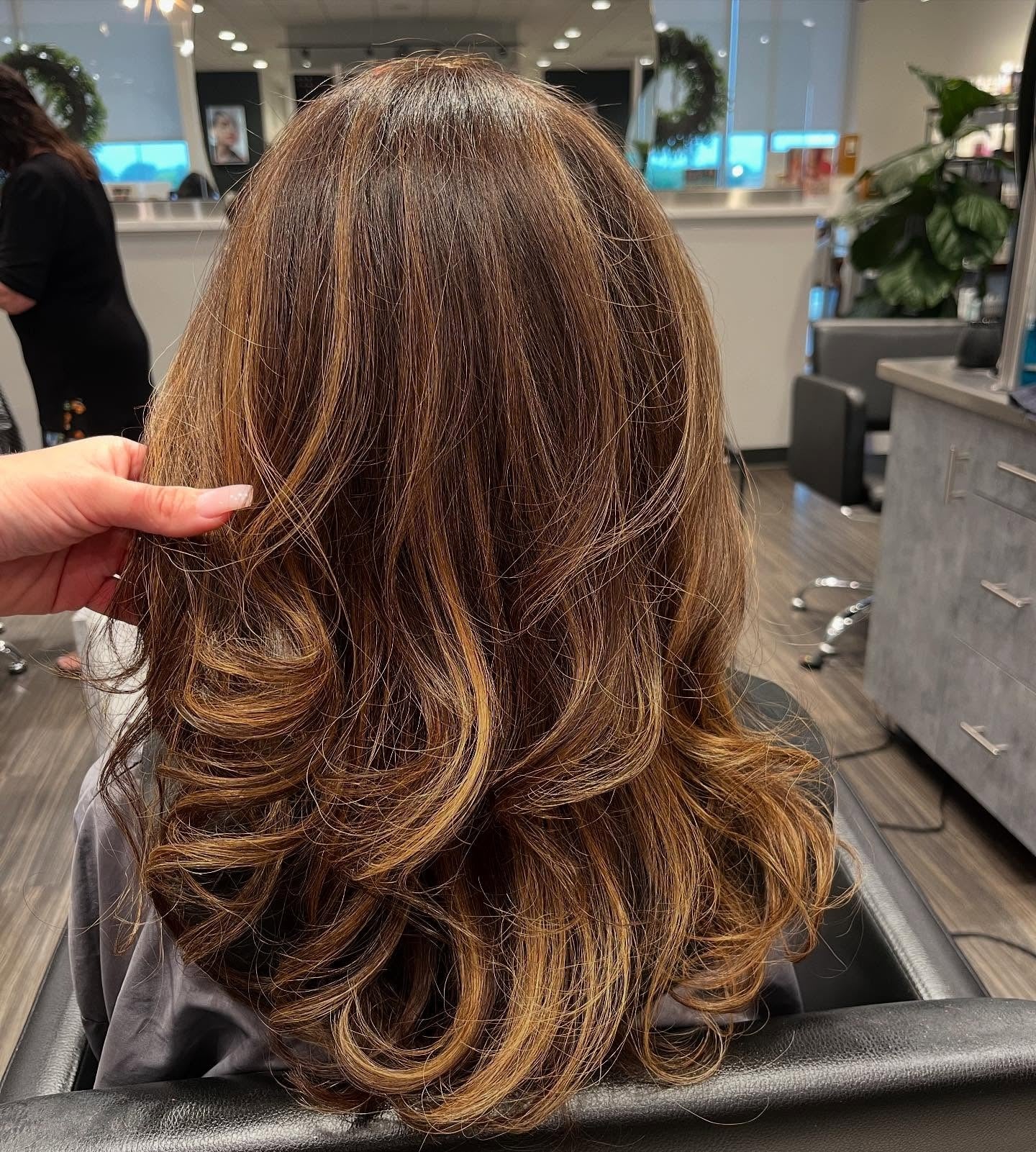 14. Layered Chestnut Brown with Honey Highlights (Hair Color with Highlights)