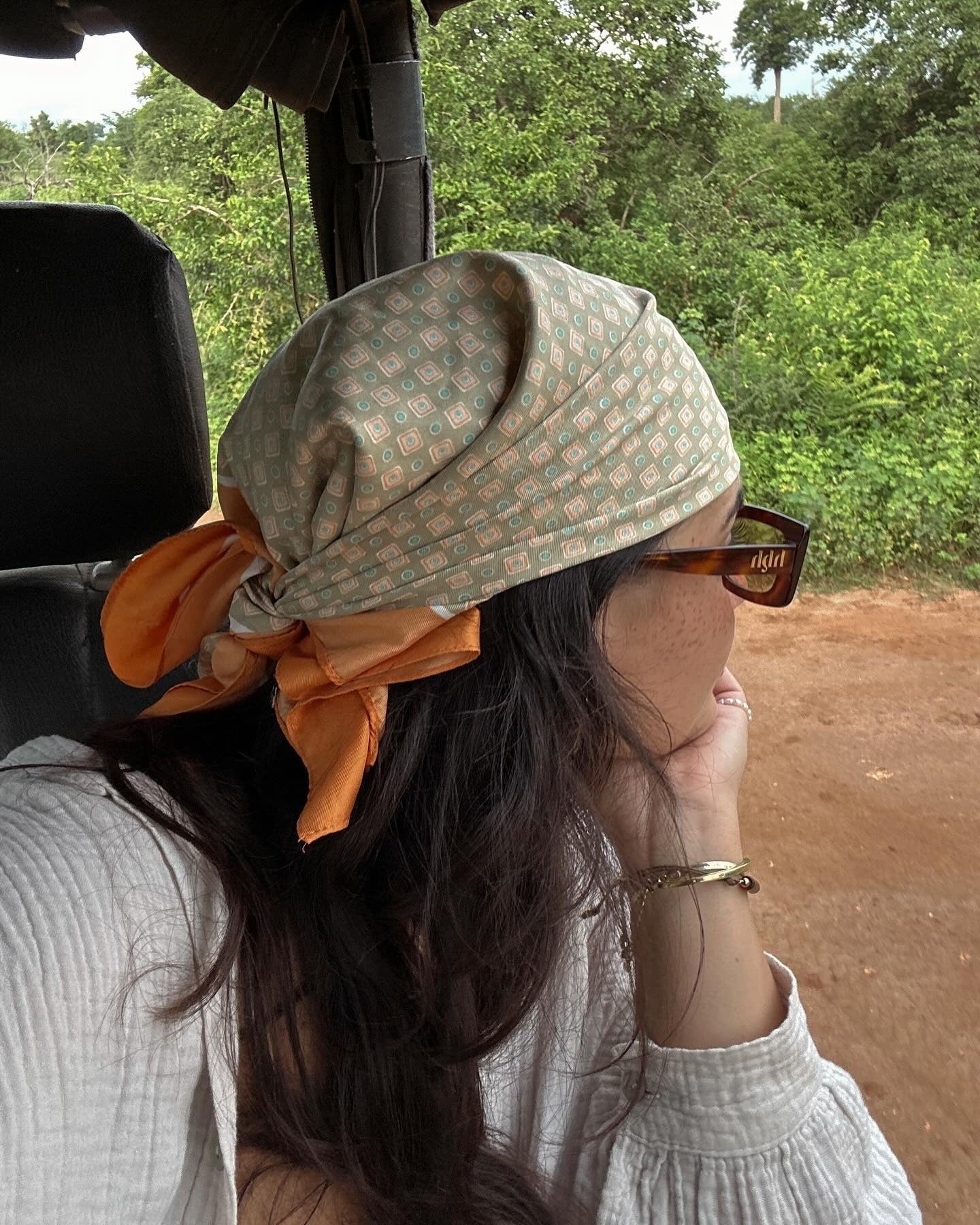 5. Vintage Print Bandana with Casual Waves (Bandana Hairstyles)