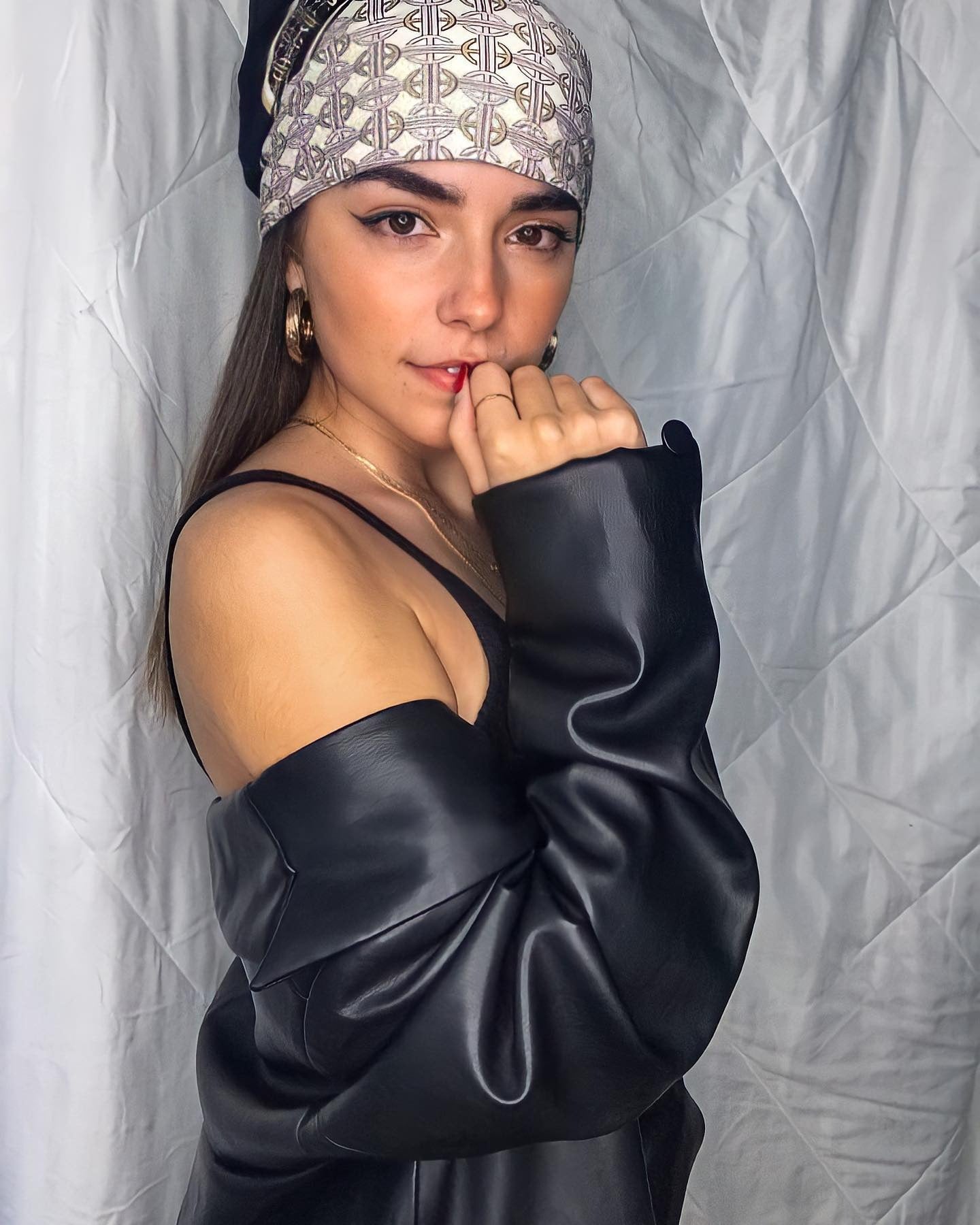 10. Geometric Print Bandana with Sleek Layers (Bandana Hairstyles)