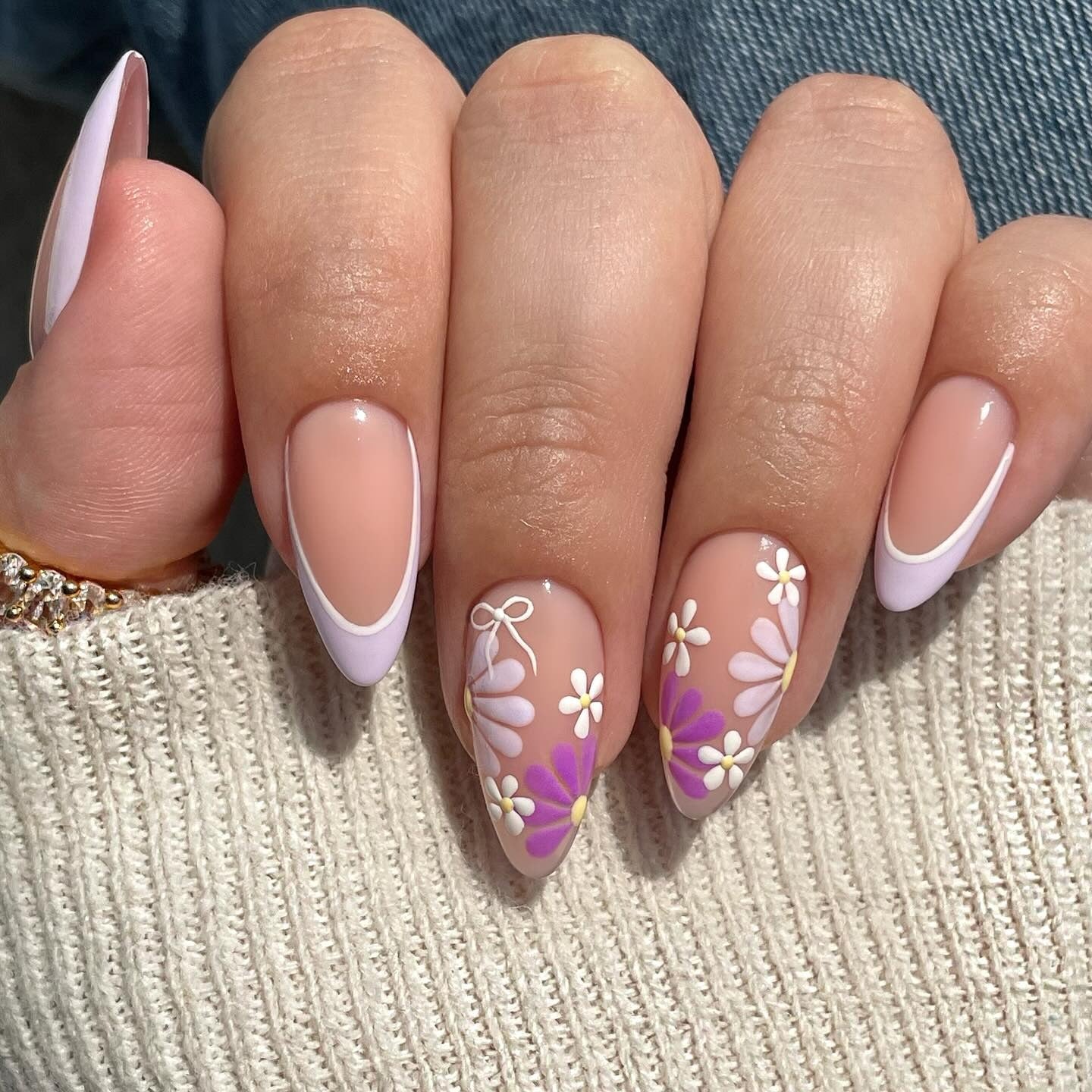 1. Pastel Petal French with Daisies (Flower Nail Ideas)