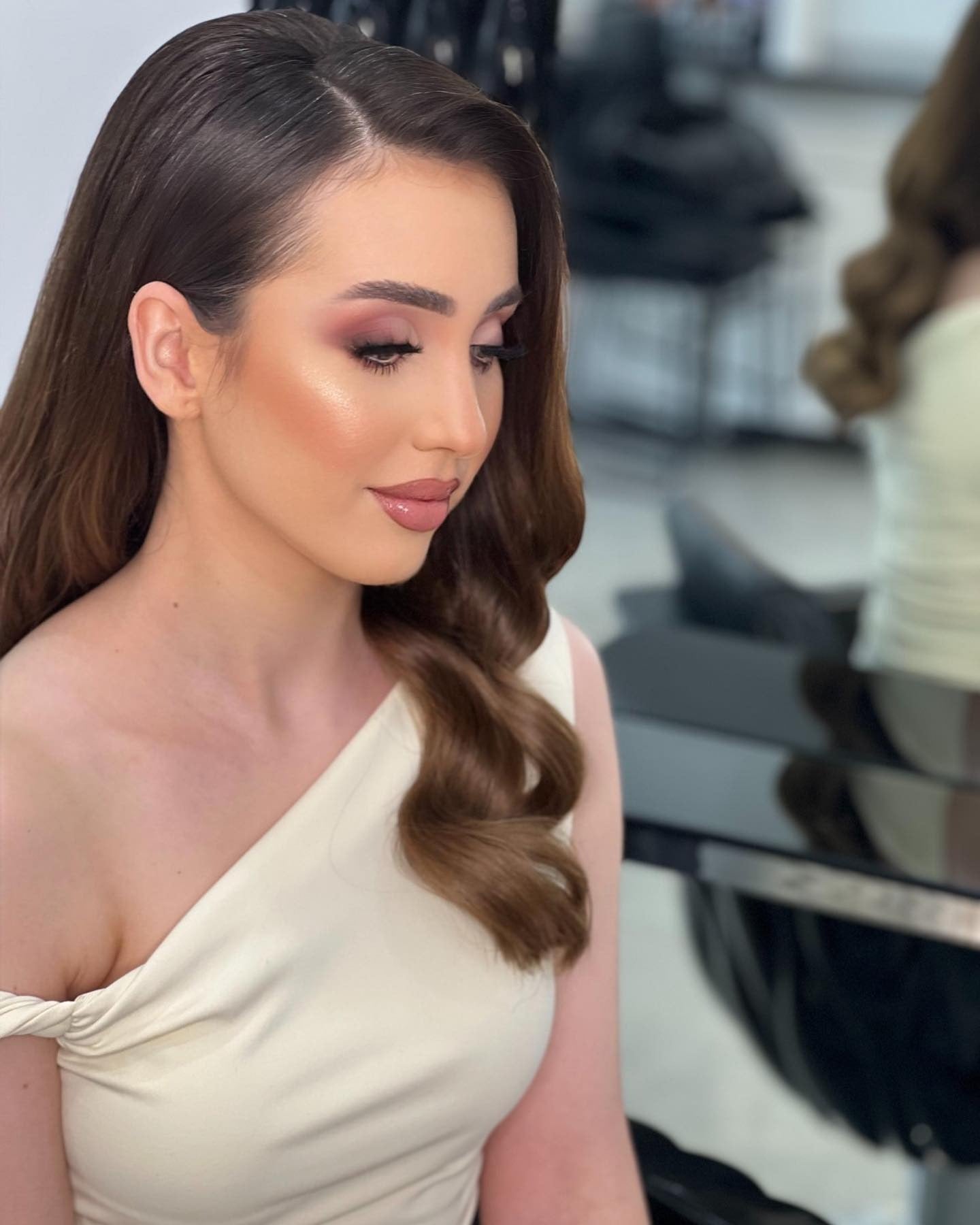 3. Classic Side-Swept Hollywood Waves (Bride Hairstyles)