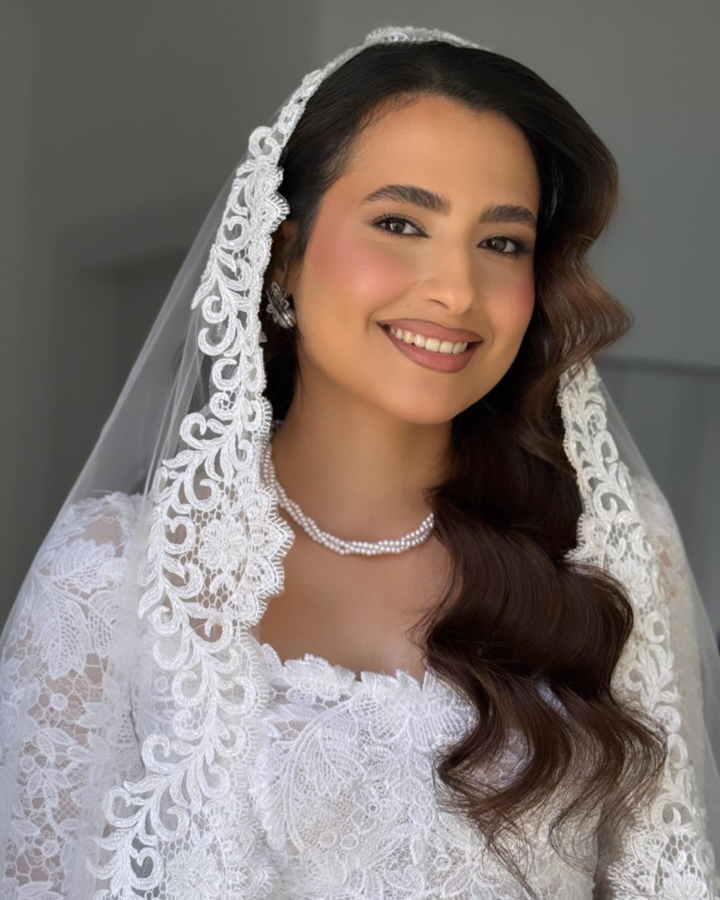14. Side-Parted Waves with Classic Veil (Bride Hairstyles)