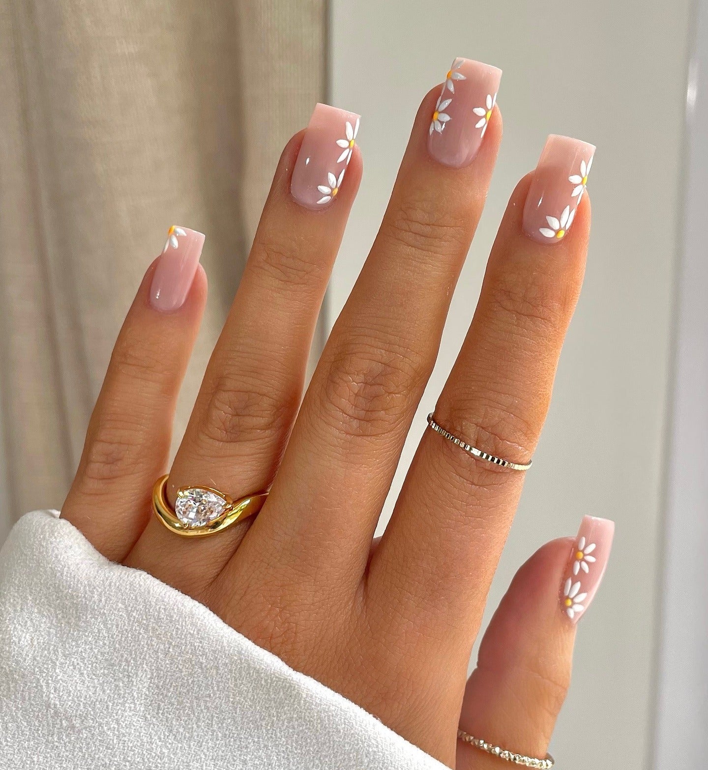 14. Daisy-Inspired Ombre Square Nails (Square Nail Ideas)