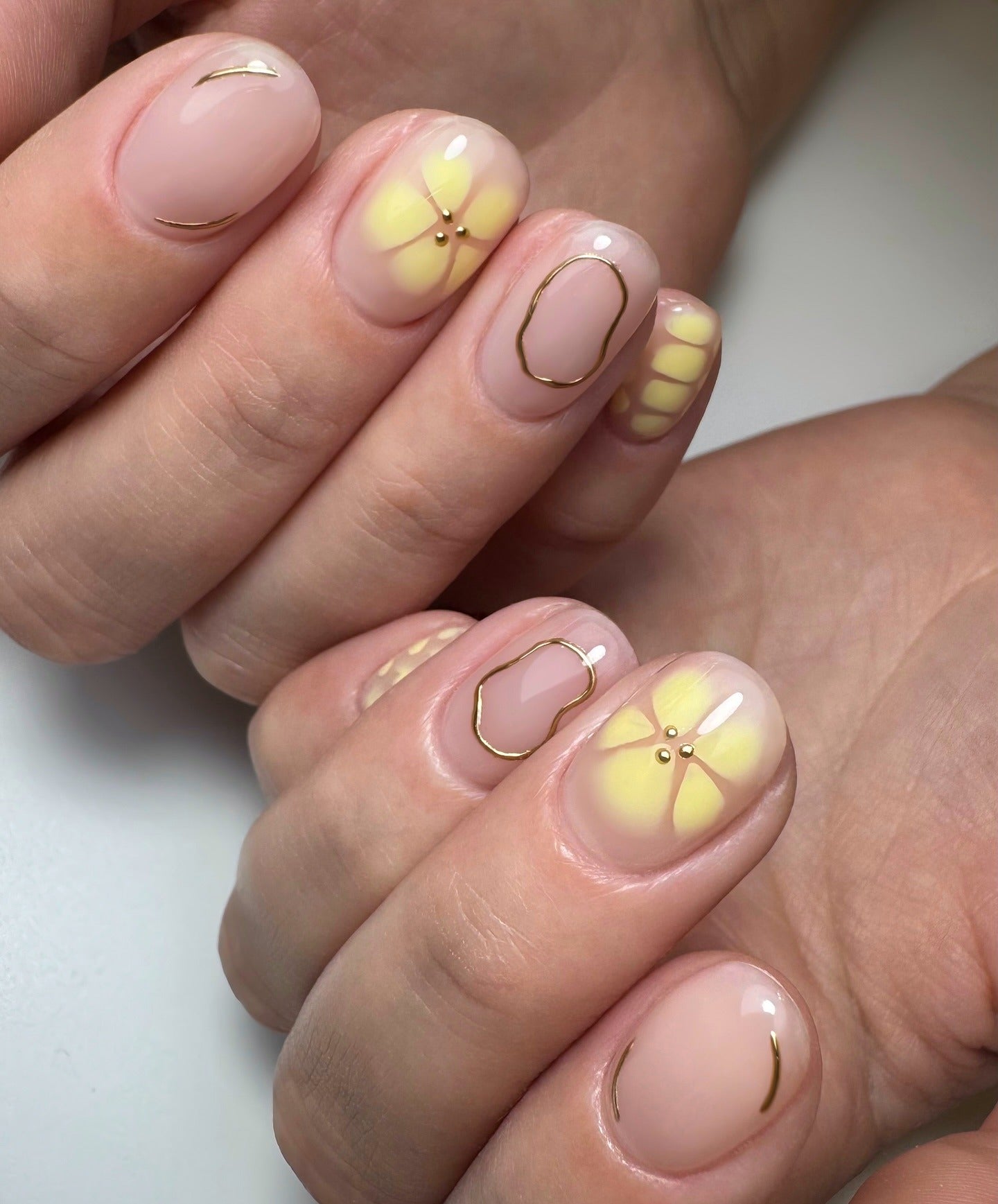 14. Soft Yellow Petals with Gold Outlines (Classy Nail Ideas)