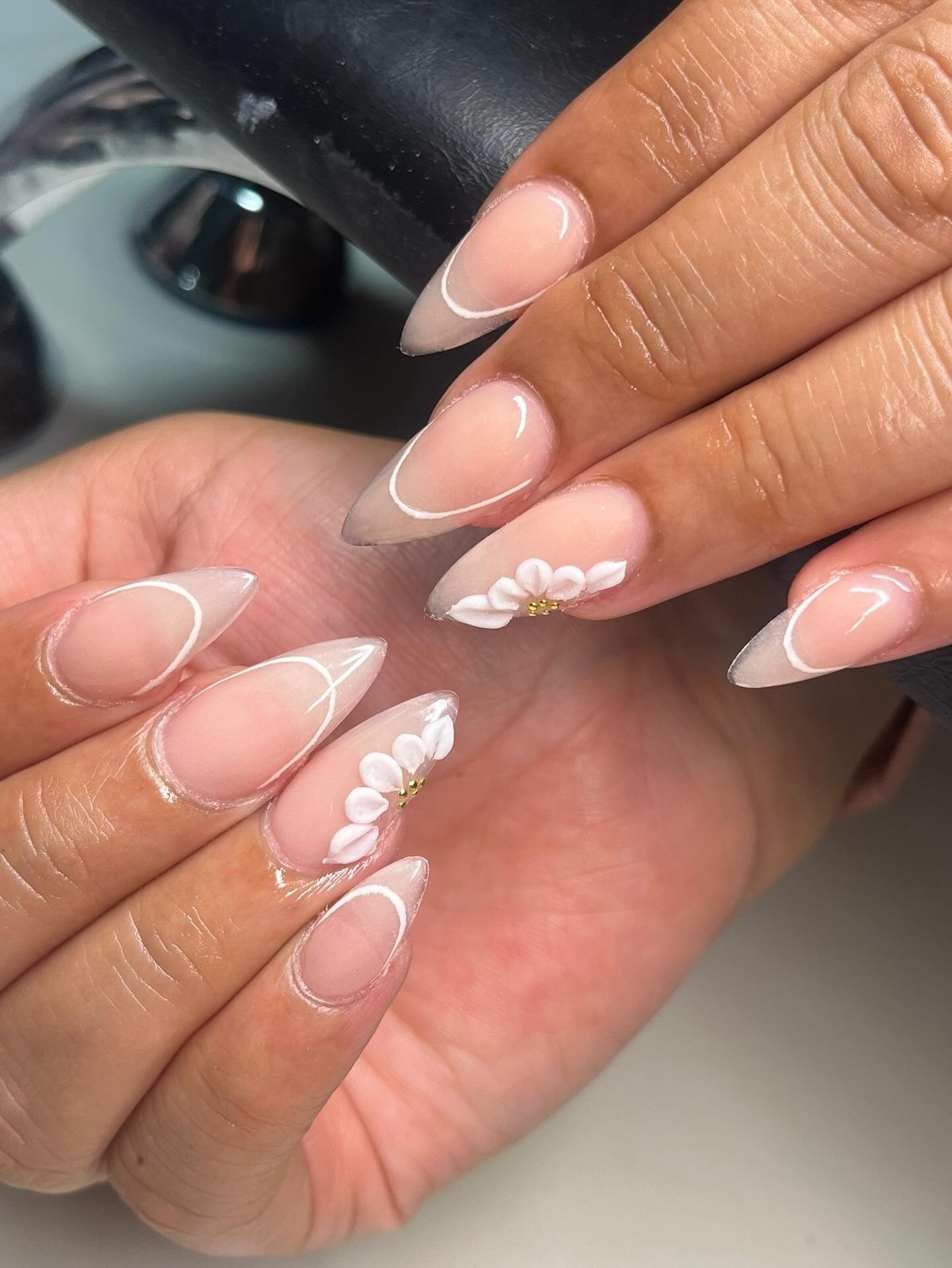 15. Elegant White Daisy Accents (Classy Nail Ideas)