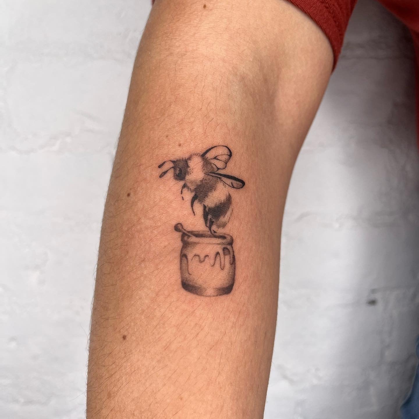A bee and honey pot by me (@codytats) : r/tattoo