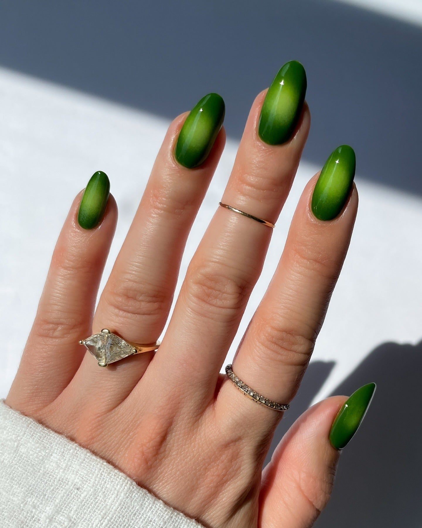 12. Bright Apple Cat Eye Effect (Green Nail Ideas)