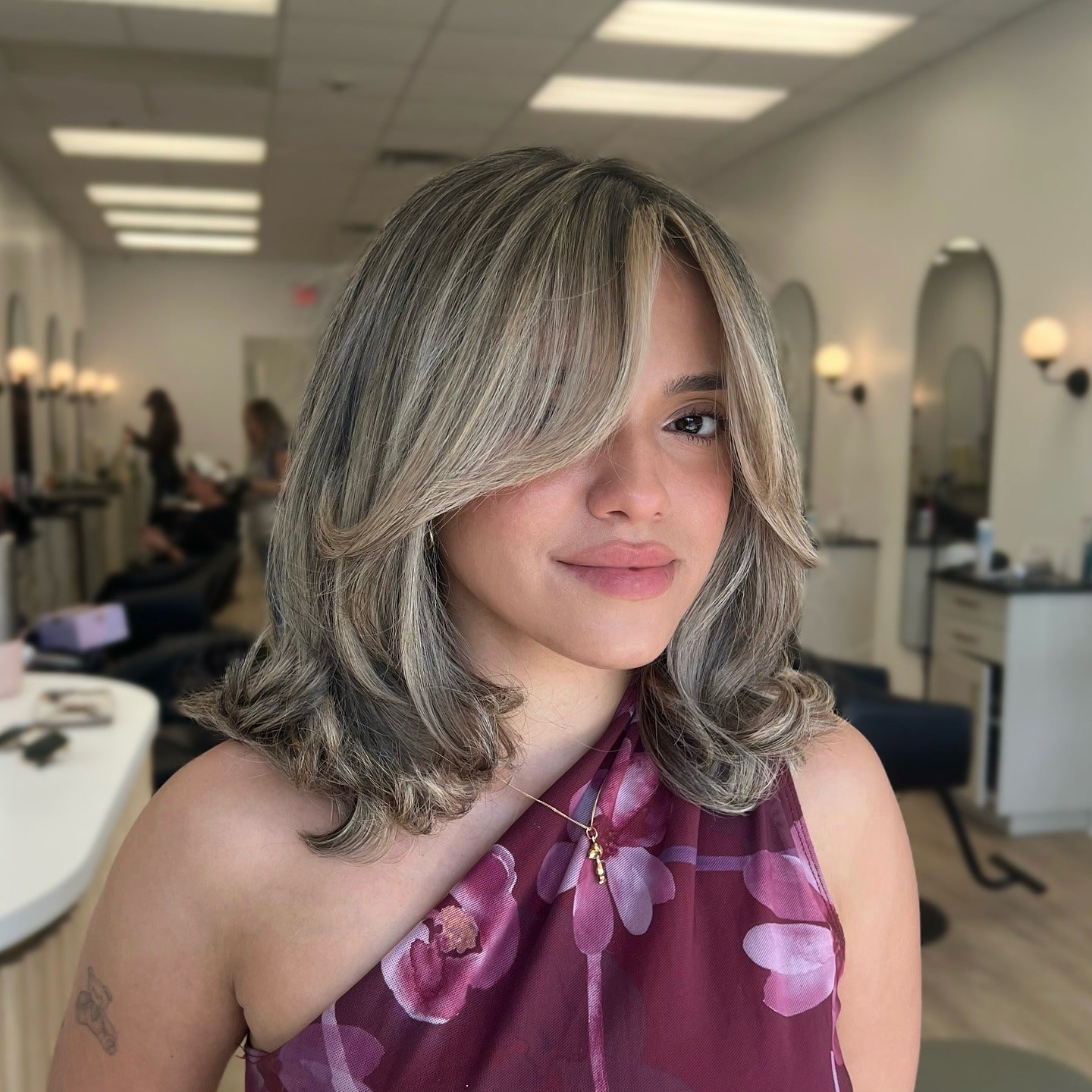 12. Ash Beige Shoulder Sweep (Old Money Hair)