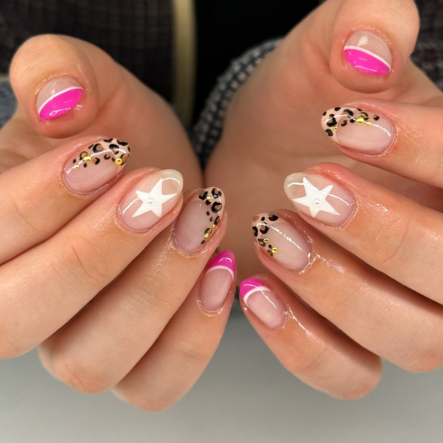 7. Pink Cheetah Pop with White Stars (Cheetah Nail Ideas)