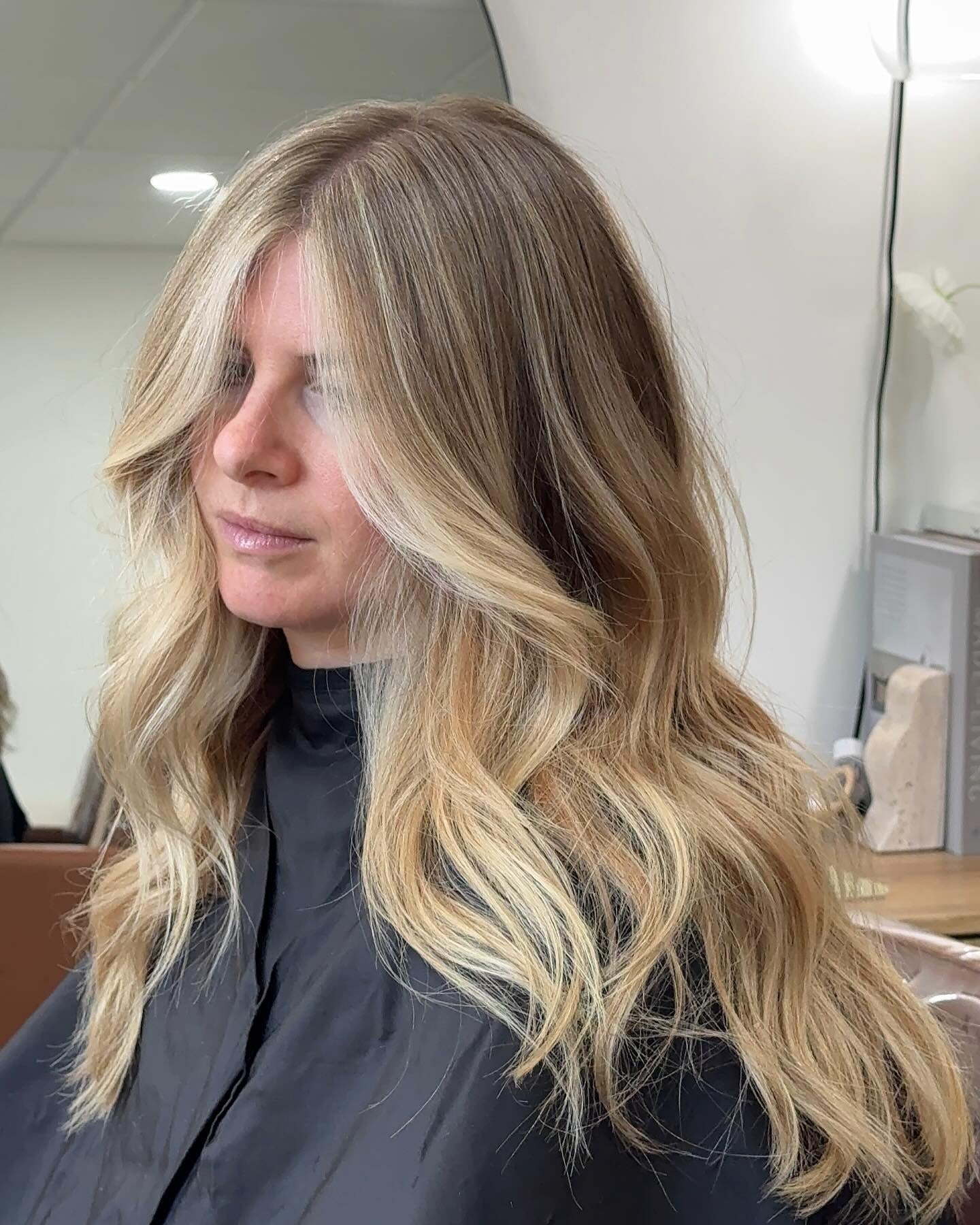 3. Golden Sandy Blonde with Face-Framing Layers (Sandy Hair Color)